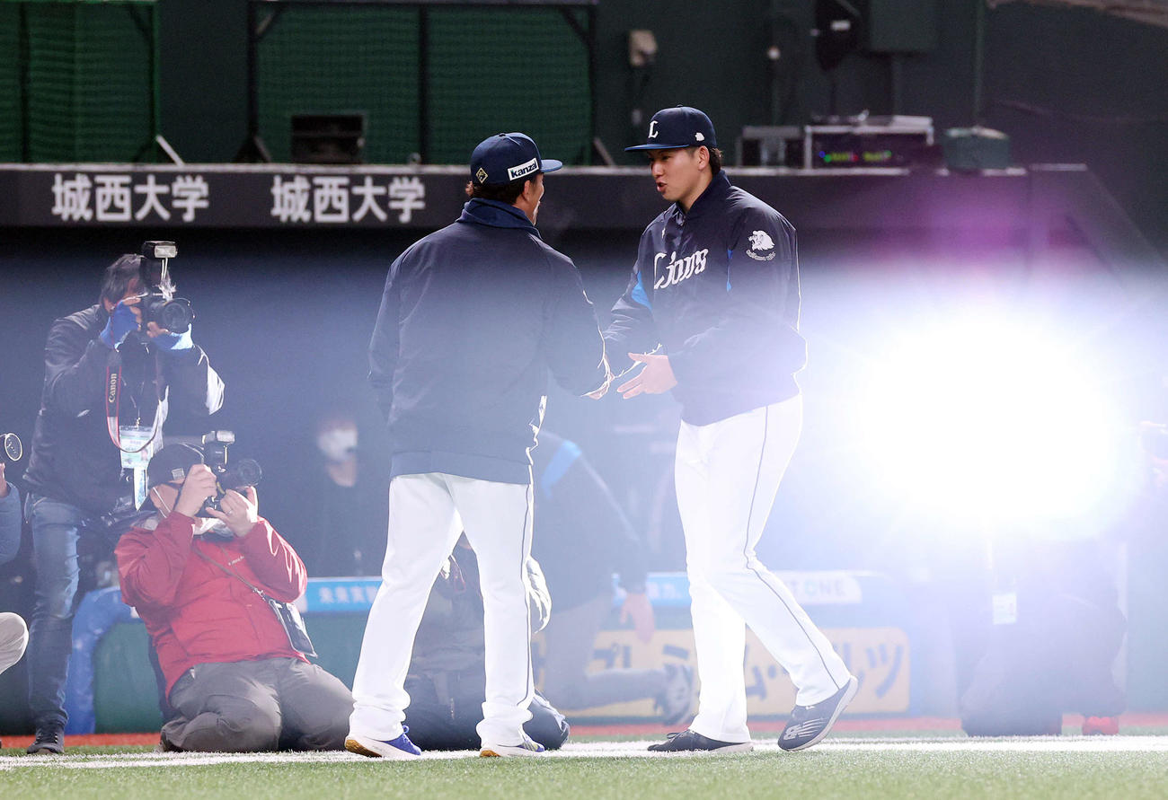 西武対オリックス　プロ初先発初勝利となった武内（右）は松井監督と握手を交わす（撮影・河野匠）