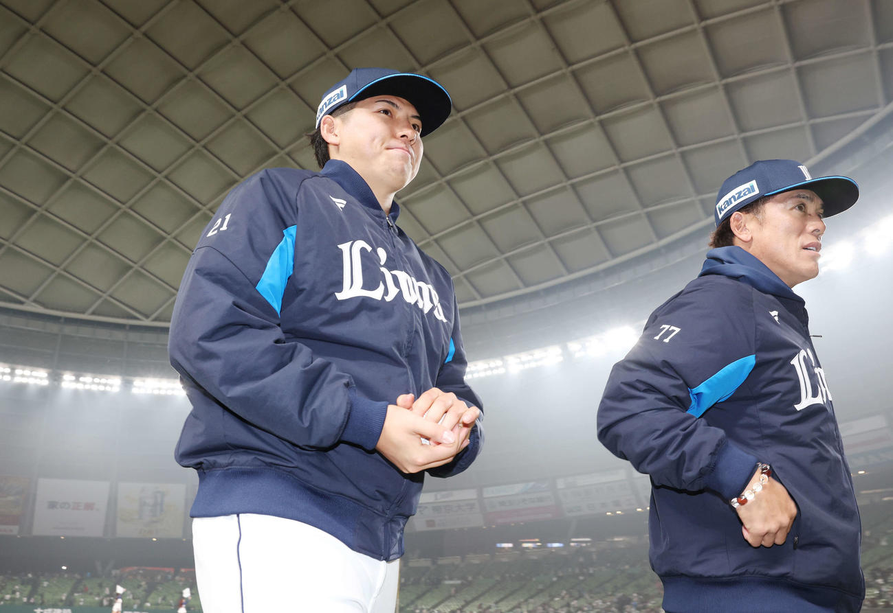 西武対オリックス　初勝利を挙げ、西武松井監督（右）と笑顔を見せる武内（撮影・宮地輝）