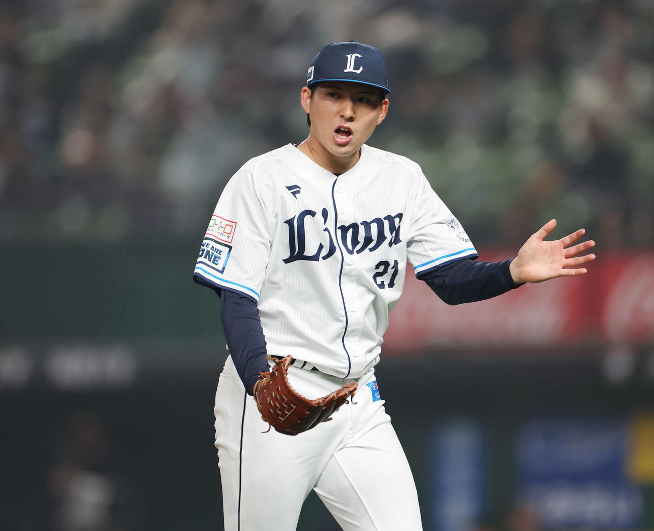 西武対オリックス　7回表を無失点に抑え、野手を迎える西武武内（撮影・宮地輝）