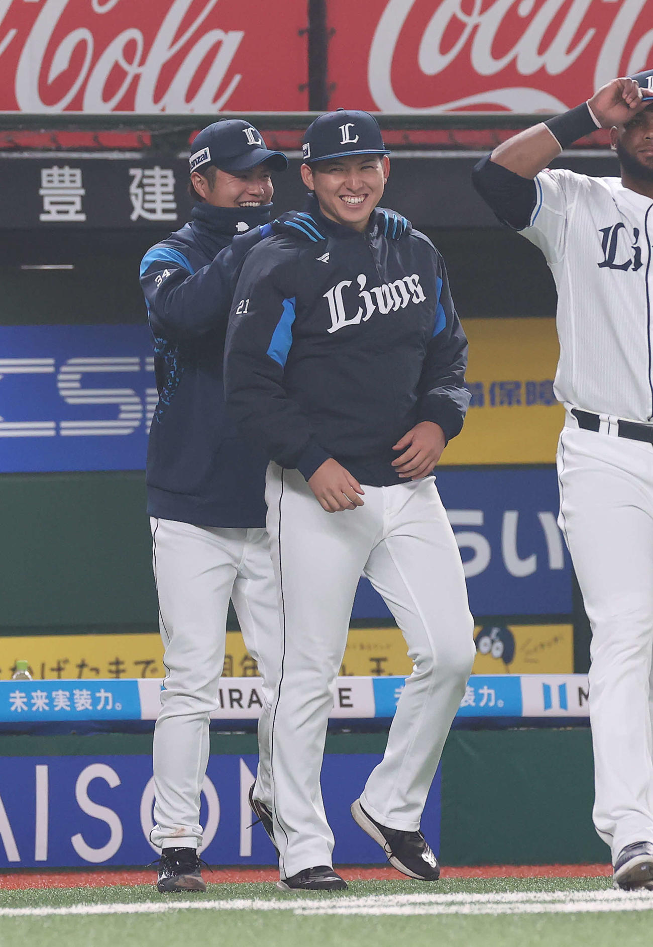西武対オリックス　プロ初先発初勝利となった武内（右）は甲斐野に肩をもまれ笑顔でベンチを出る（撮影・河野匠）