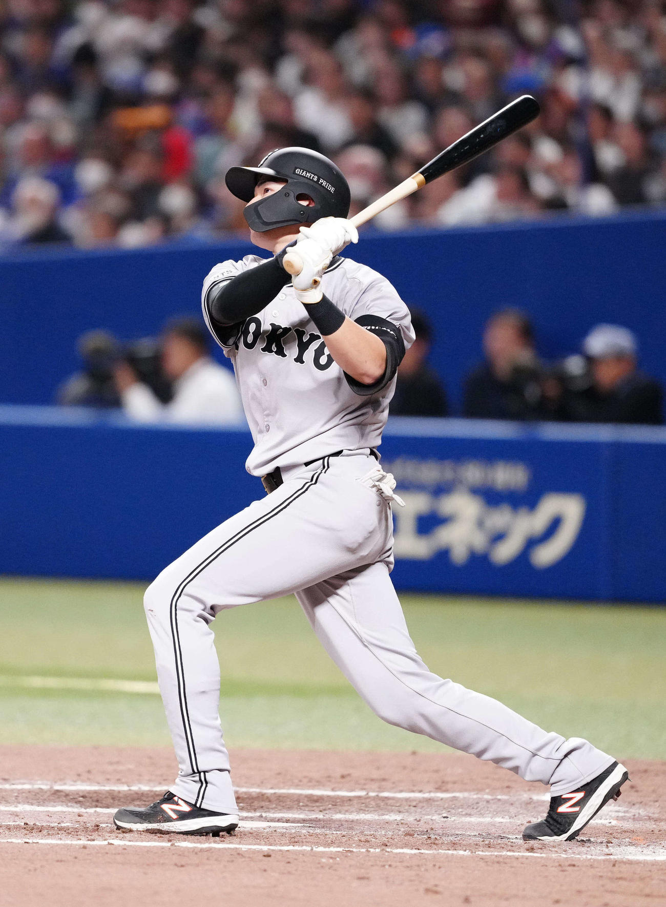 中日対巨人　8回表巨人1死、プロ初となるソロ本塁打を左越えに放つ萩尾（撮影・江口和貴）