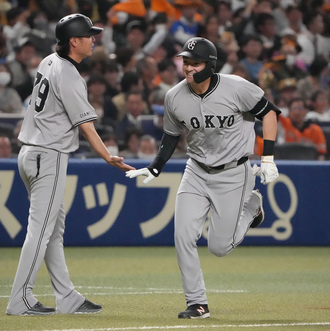 中日対巨人　8回表巨人1死、左越え本塁打を放ちダイヤモンドを回る萩尾（右）（撮影・森本幸一）