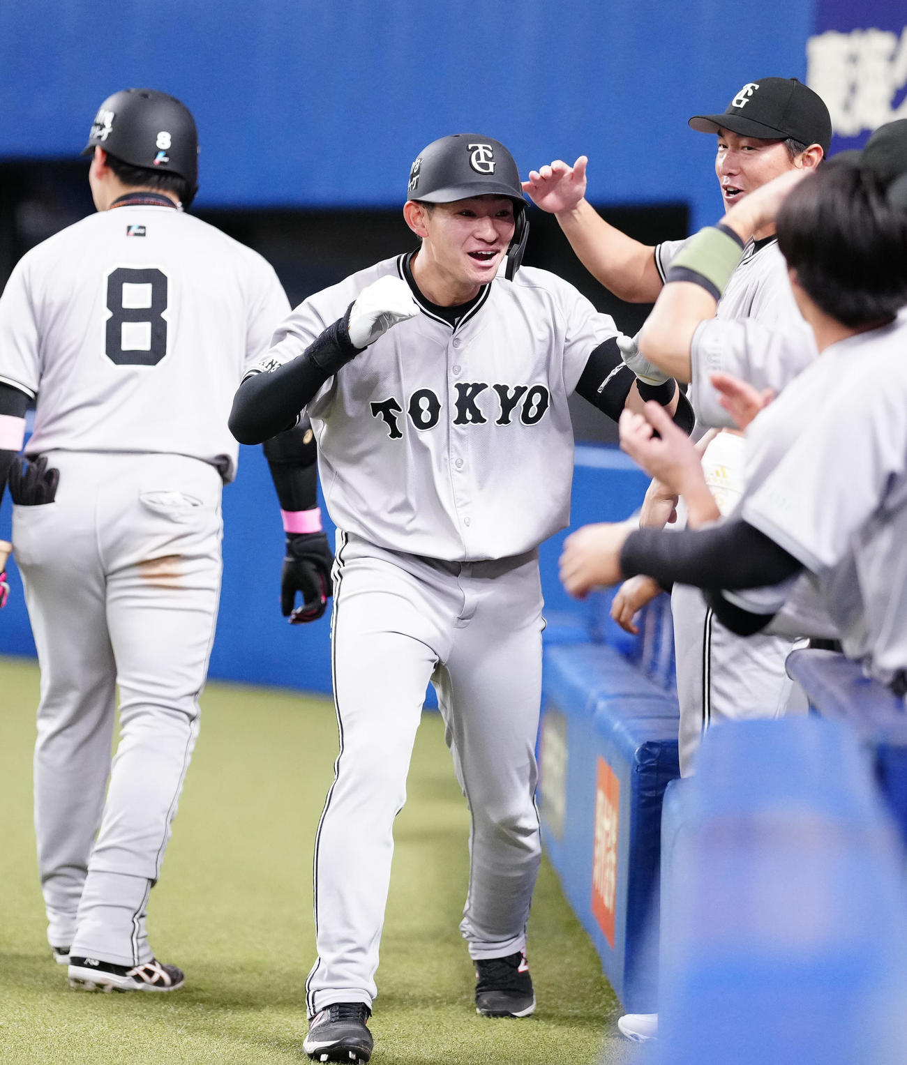 中日対巨人　8回表巨人1死、プロ初となるソロ本塁打を放ち迎えられる萩尾（中央）（撮影・江口和貴）