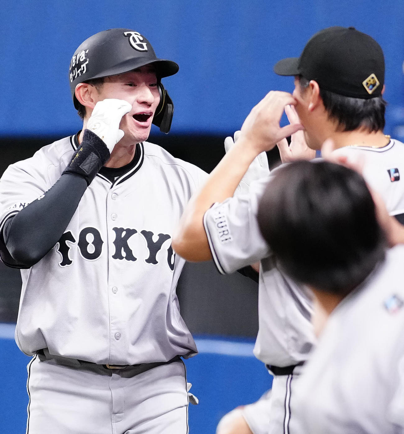 中日対巨人　8回表巨人1死、プロ初となるソロ本塁打を放ち長野（右）とポーズを決める萩尾（撮影・江口和貴）