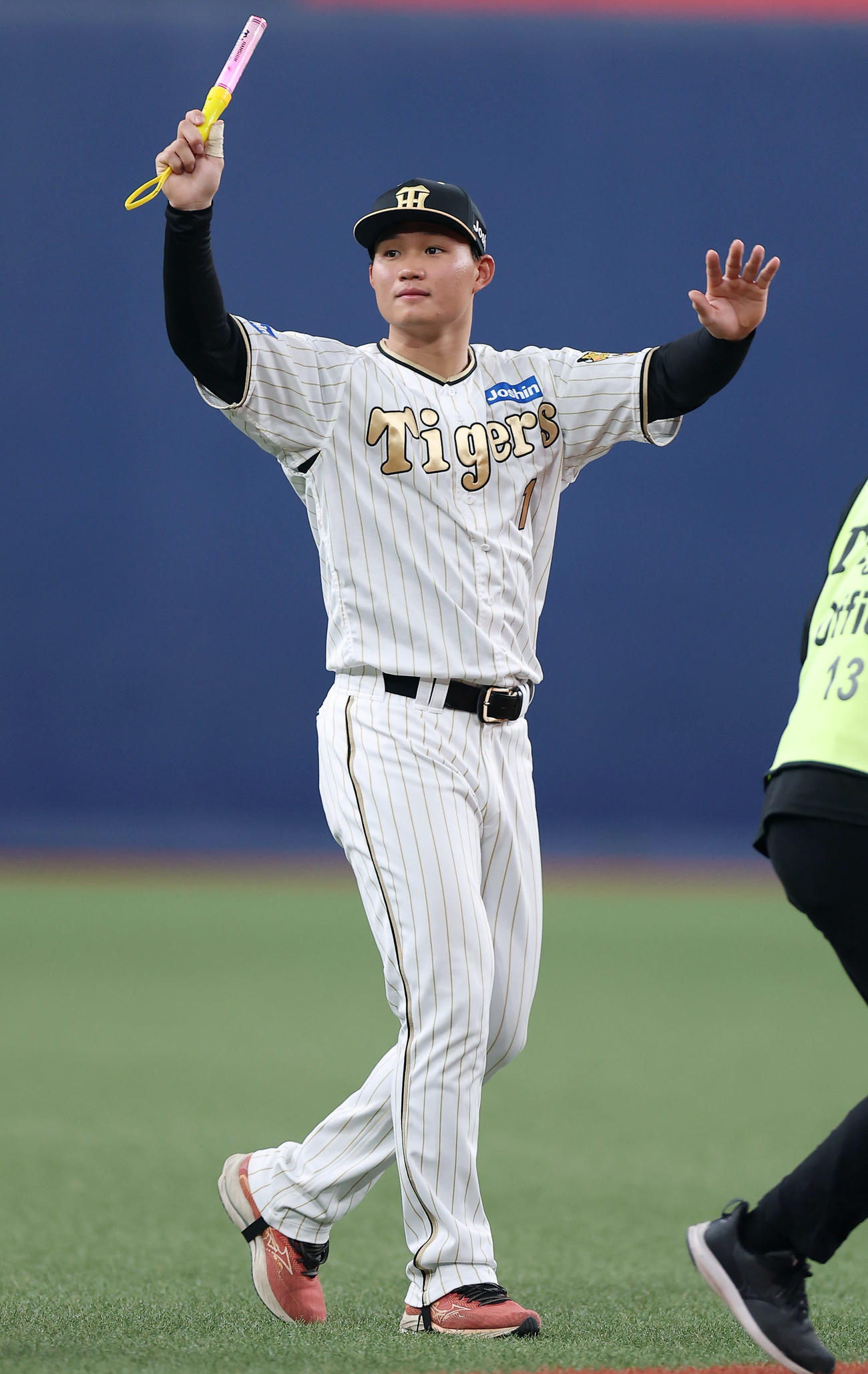 阪神対DeNA DeNAに勝利し、ファンに手を振る阪神森下（撮影・前田充）