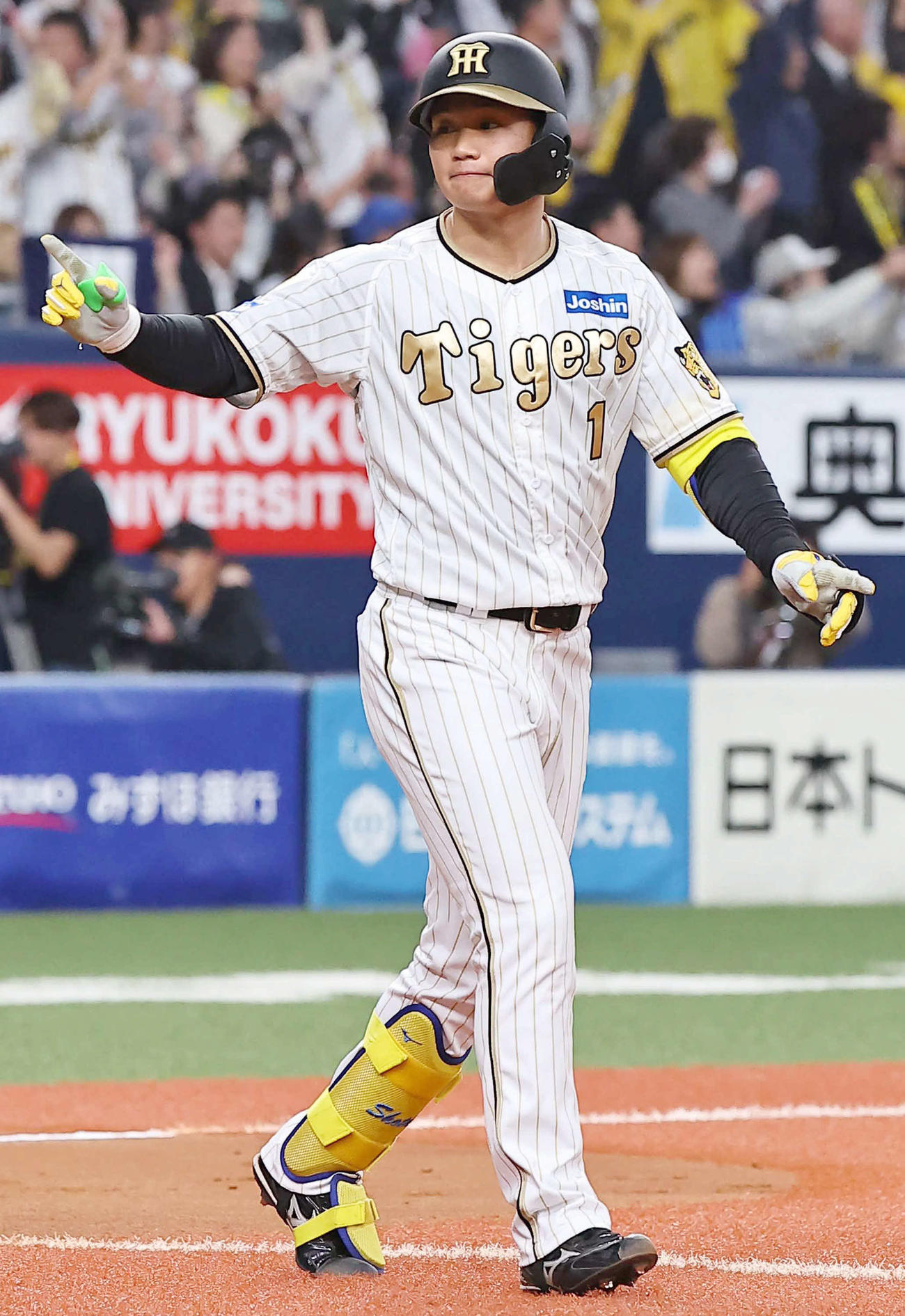 阪神対DeNA 6回裏阪神1死二塁、森下は逆転2点本塁打を放ち、ベンチにドヤ顔（撮影・上田博志）
