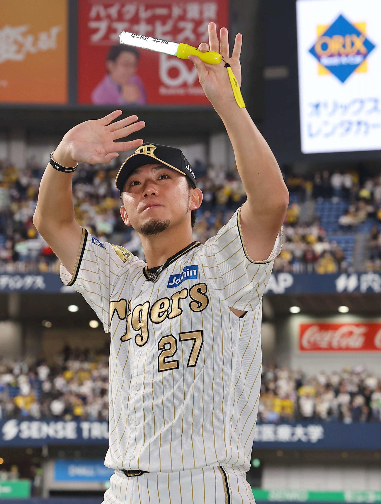 阪神対DeNA　勝利した伊藤将はファンの歓声に手を振って応える（撮影・上田博志）