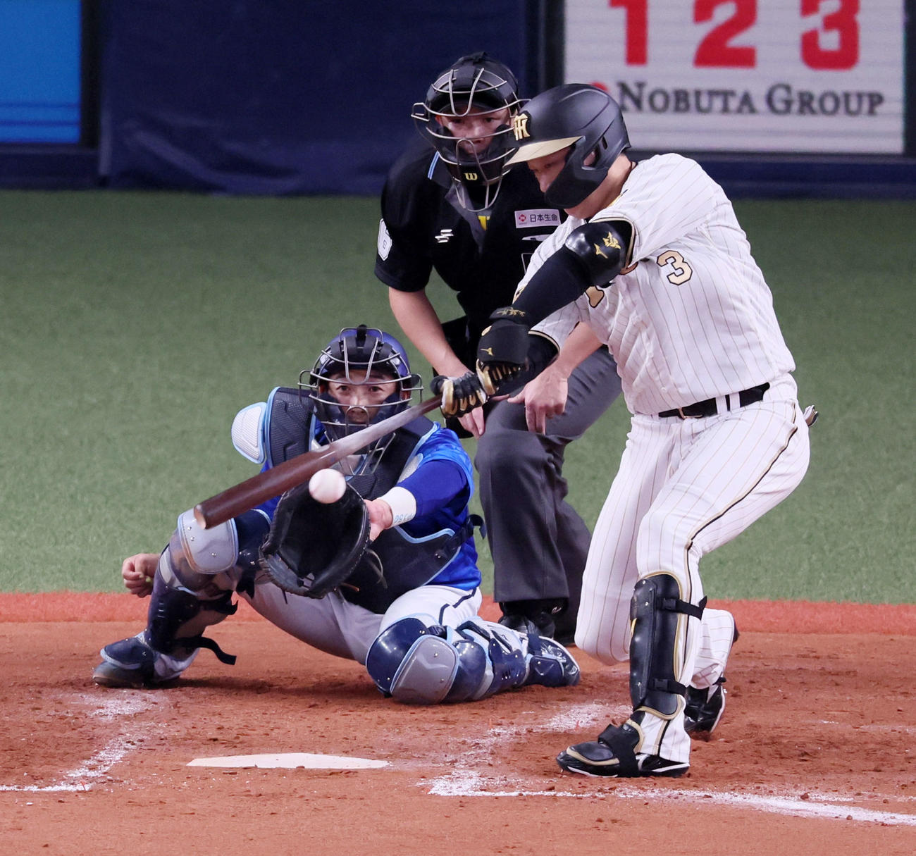 阪神対DeNA 4回裏阪神1死二、三塁、大山は左適時打を放つ（撮影・加藤哉）