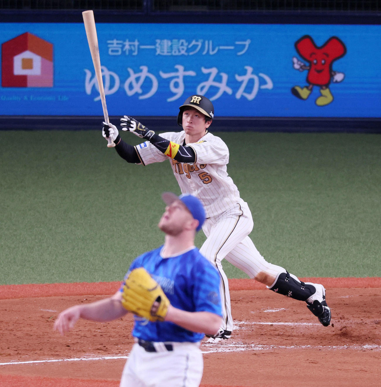 阪神対DeNA 8回裏阪神無死、近本は右越えソロ本塁打を放つ。投手はウィック（撮影・加藤哉）