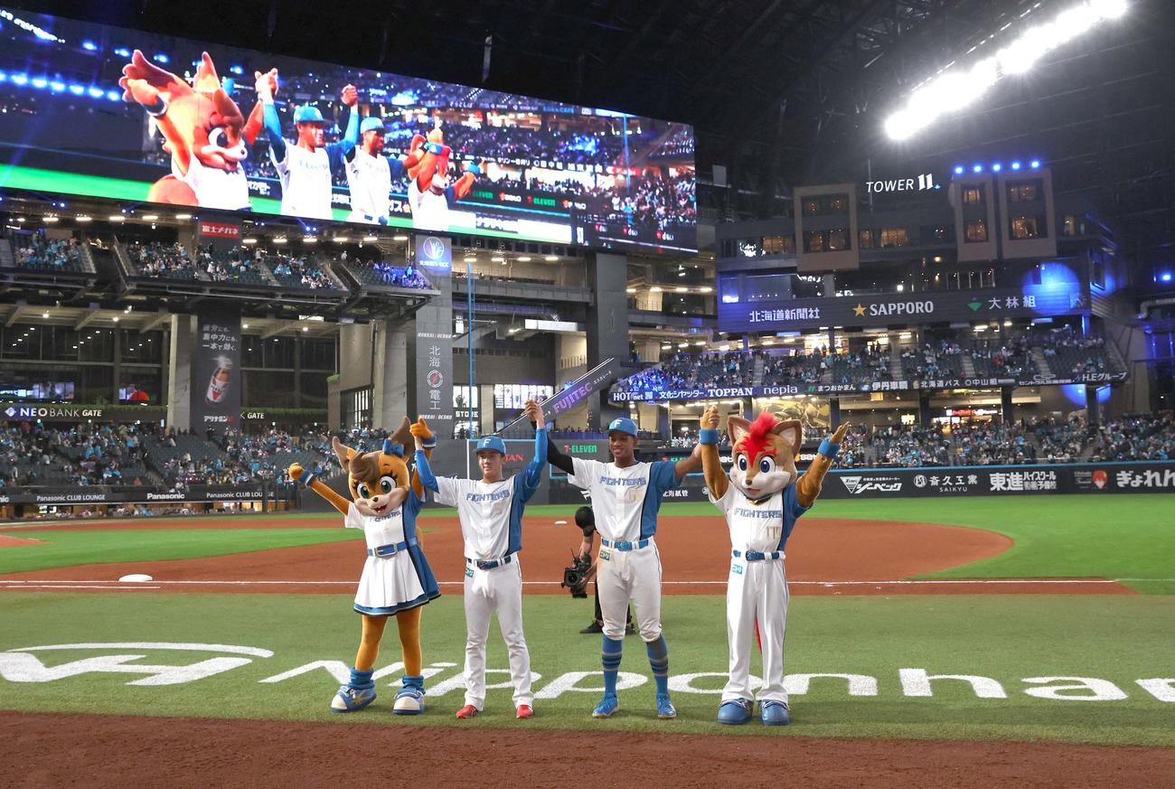 日本ハム対楽天　試合後、笑顔の北山（左）と万波（撮影・黒川智章）