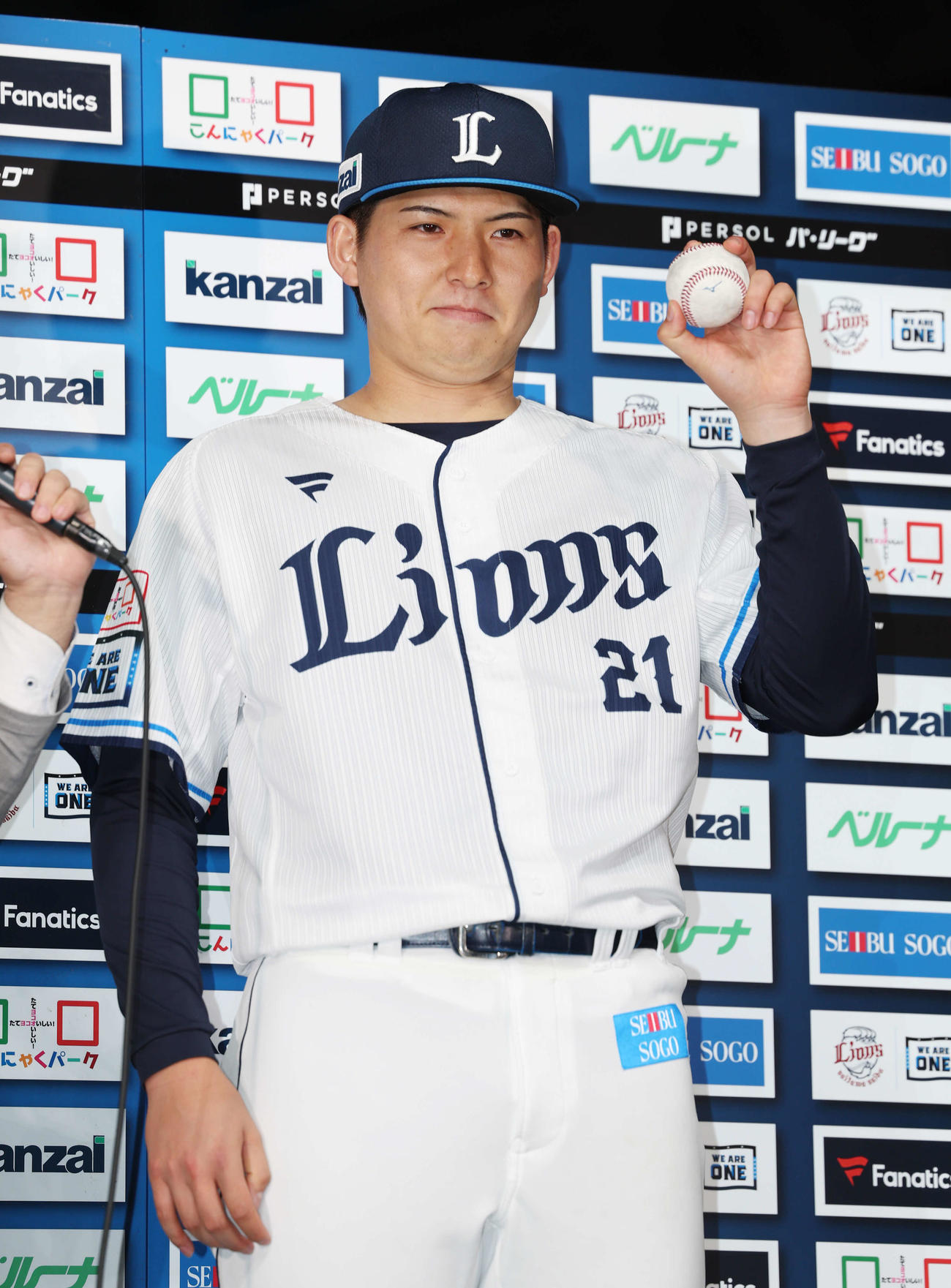 西武対オリックス　初勝利を挙げ、勝利球を見せる西武武内（撮影・宮地輝）