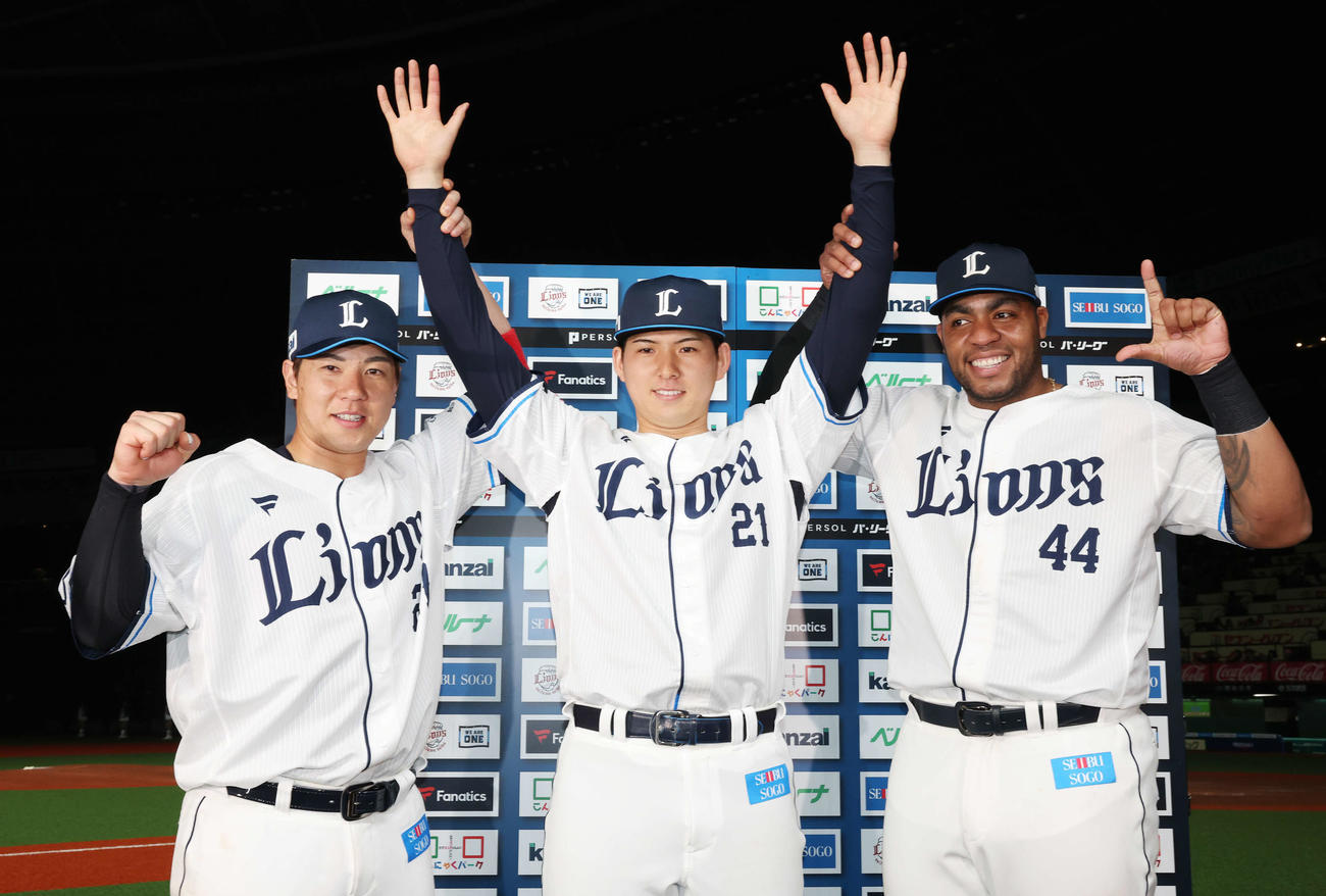 西武対オリックス　初勝利を挙げ、西武炭谷（左）とアギラー（右）と笑顔で記念撮影する武内（撮影・宮地輝）