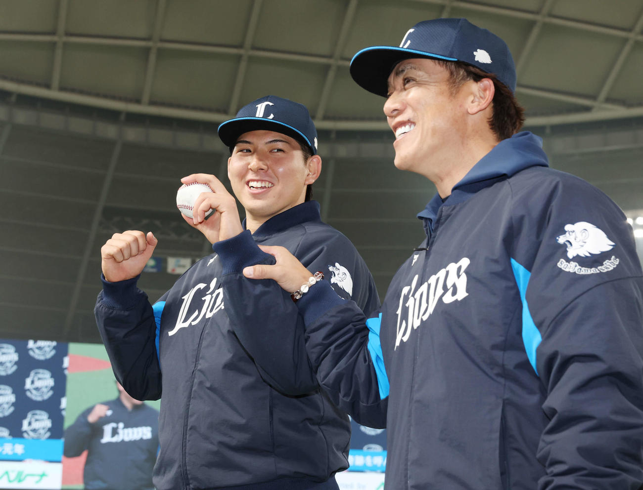 西武対オリックス　初勝利を挙げ、西武松井監督（右）と笑顔を見せる武内（撮影・宮地輝）
