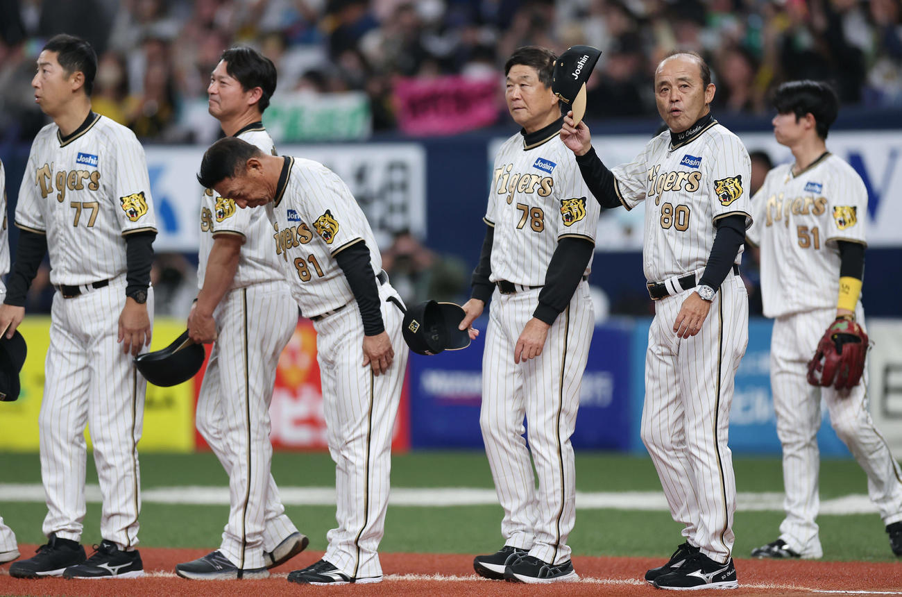 阪神対DeNA DeNAに勝利し、ファンにあいさつする阪神岡田監督（右から2人目）ら（撮影・前田充）