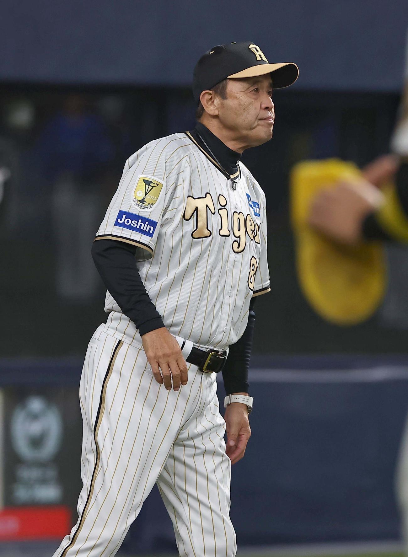 阪神対DeNA　選手交代を告げる岡田監督（撮影・上田博志）