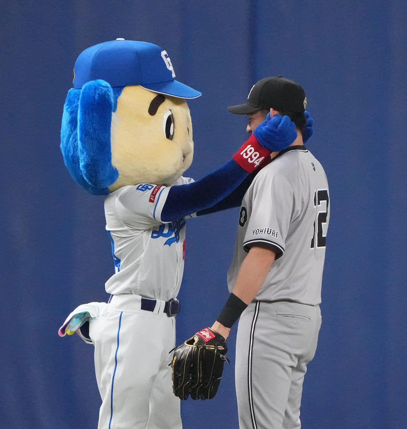 中日対巨人　試合前、萩尾の耳をつかむドアラ（左）（撮影・森本幸一）