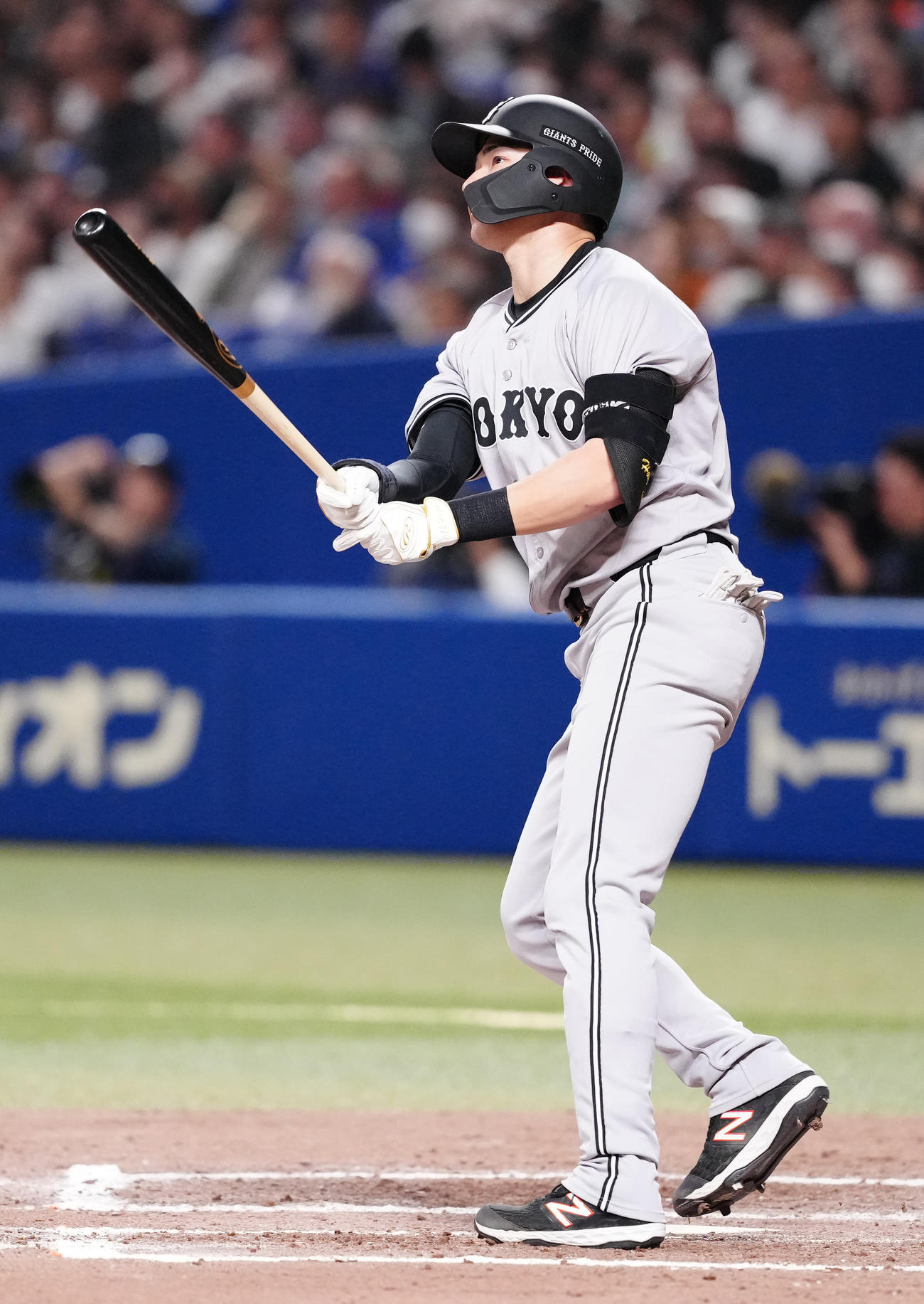 中日対巨人　8回表巨人1死、プロ初となるソロ本塁打を左越えに放つ萩尾（撮影・江口和貴）