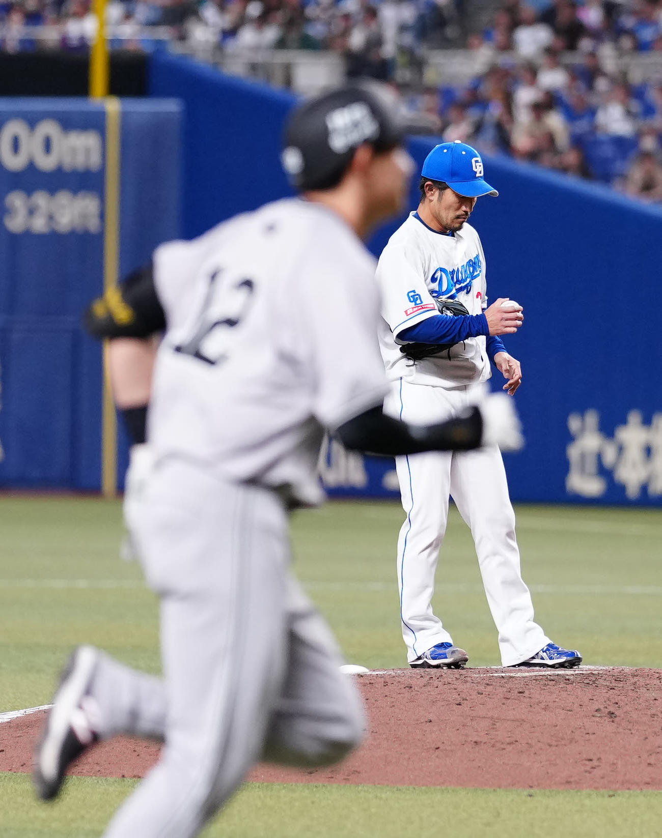 中日対巨人　8回表巨人1死、萩尾（手前）にソロ本塁打を浴びる祖父江（撮影・江口和貴）