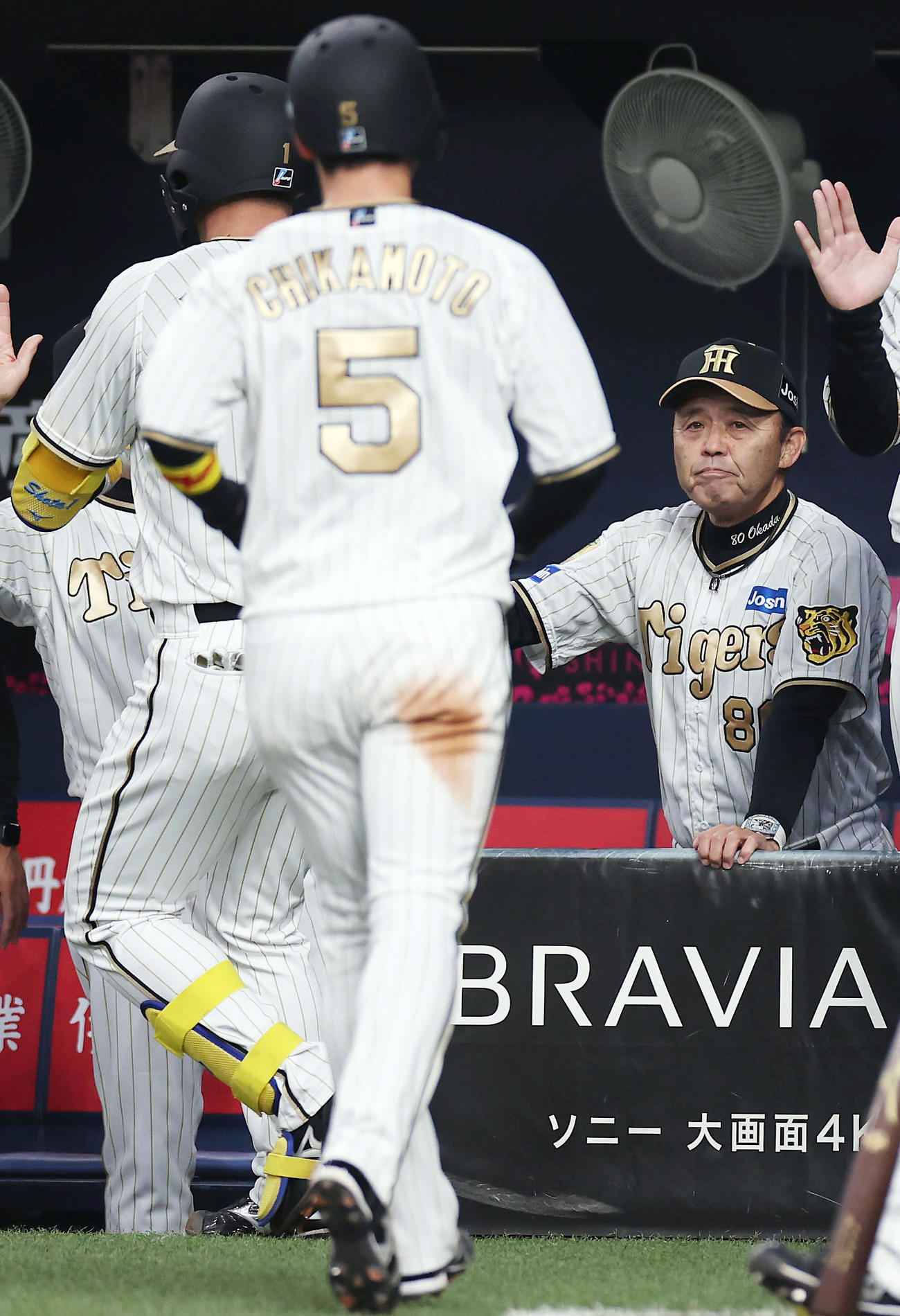 阪神対DeNA 6回裏阪神1死二塁、逆転2点本塁打を放った森下（左）を迎える岡田監督（撮影・前田充）
