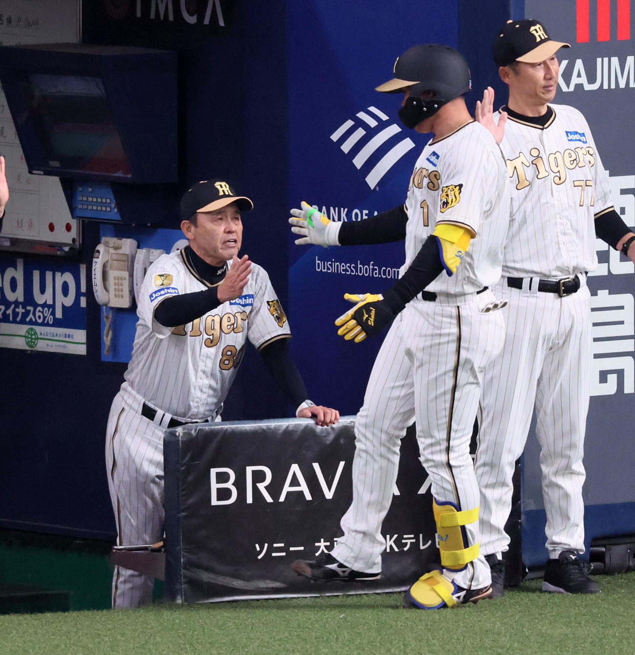 阪神対DeNA 6回裏阪神1死二塁、左越え2点本塁打を放った森下（右）とタッチする岡田監督（撮影・加藤哉）