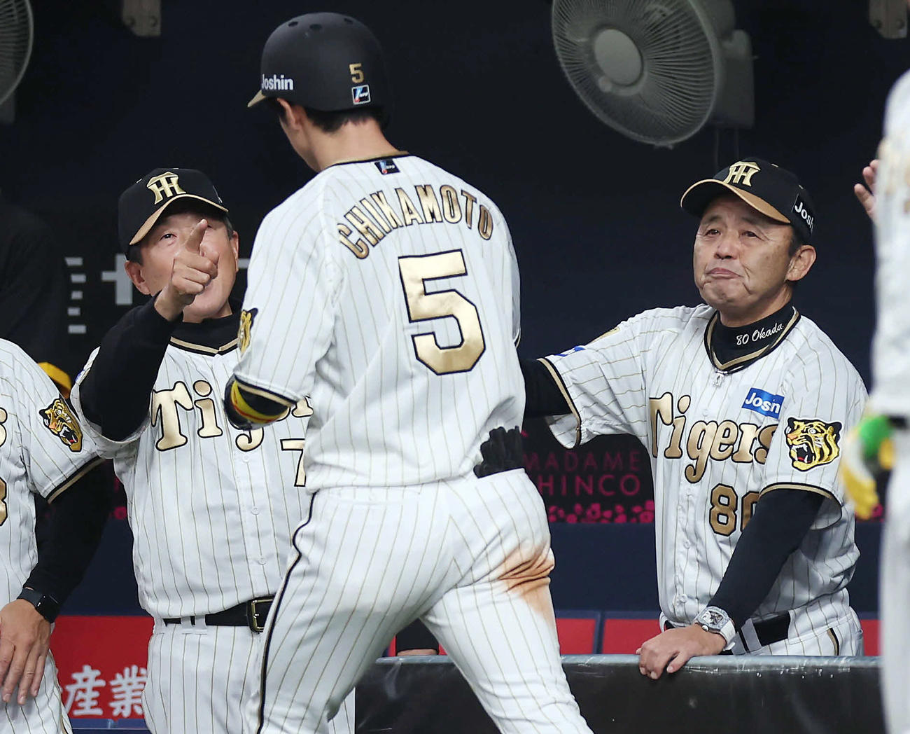 阪神対DeNA 8回裏阪神無死、本塁打を放った近本（中央）を迎える岡田監督（右）（撮影・前田充）