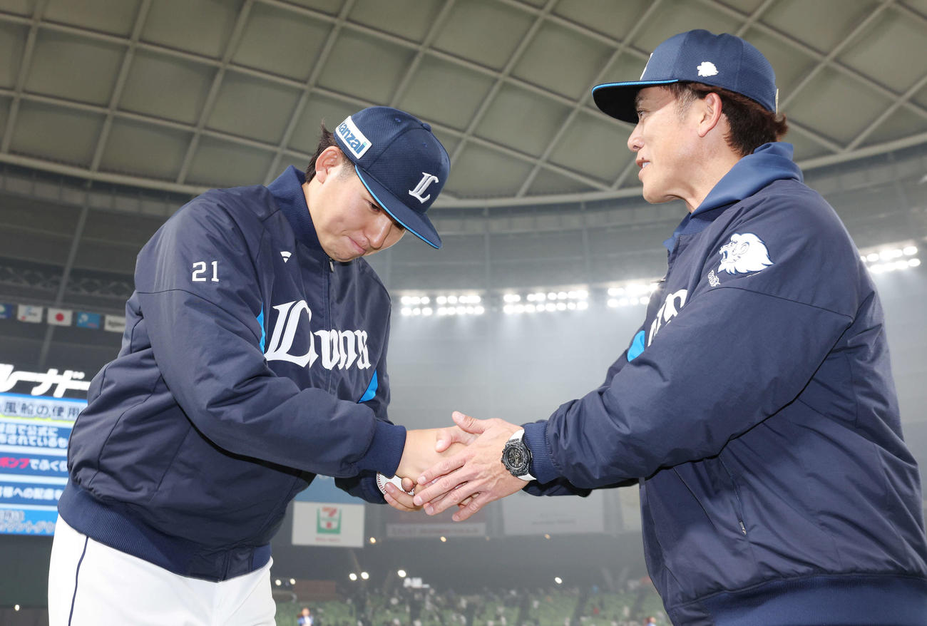 西武対オリックス　初勝利を挙げ、西武松井監督（右）と握手する武内（撮影・宮地輝）