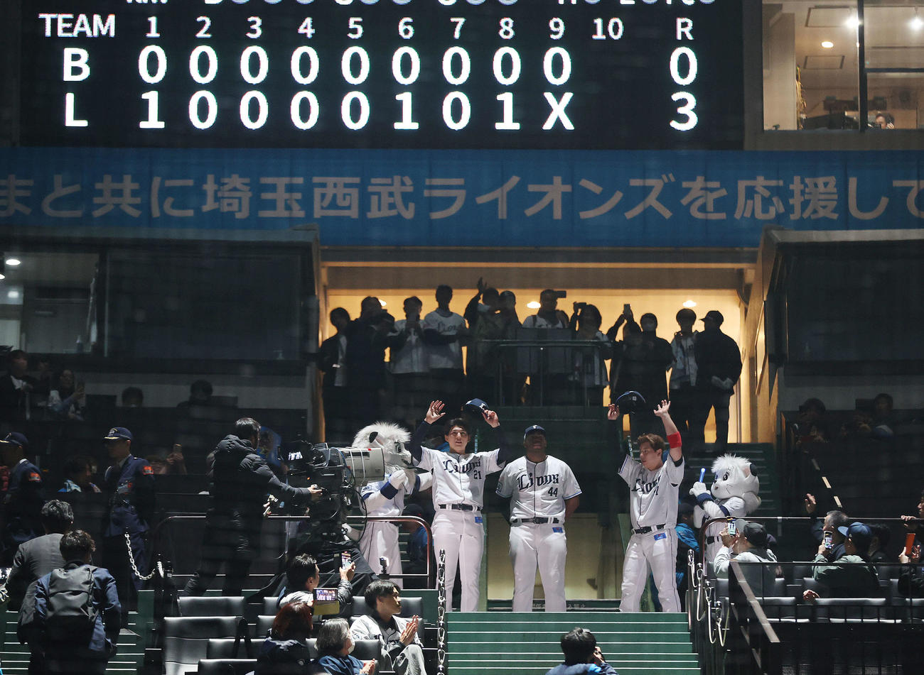 西武対オリックス　オリックスに勝利し、歓声に応える、中央左から武内、アギラー、炭谷（撮影・河野匠）