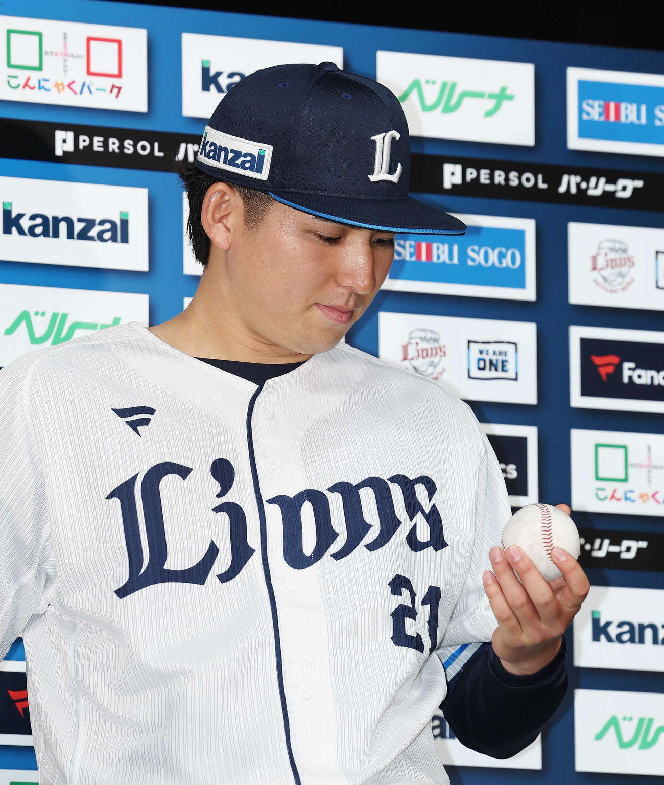 西武対オリックス　初勝利を挙げ、勝利球を見つめる西武武内（撮影・宮地輝）
