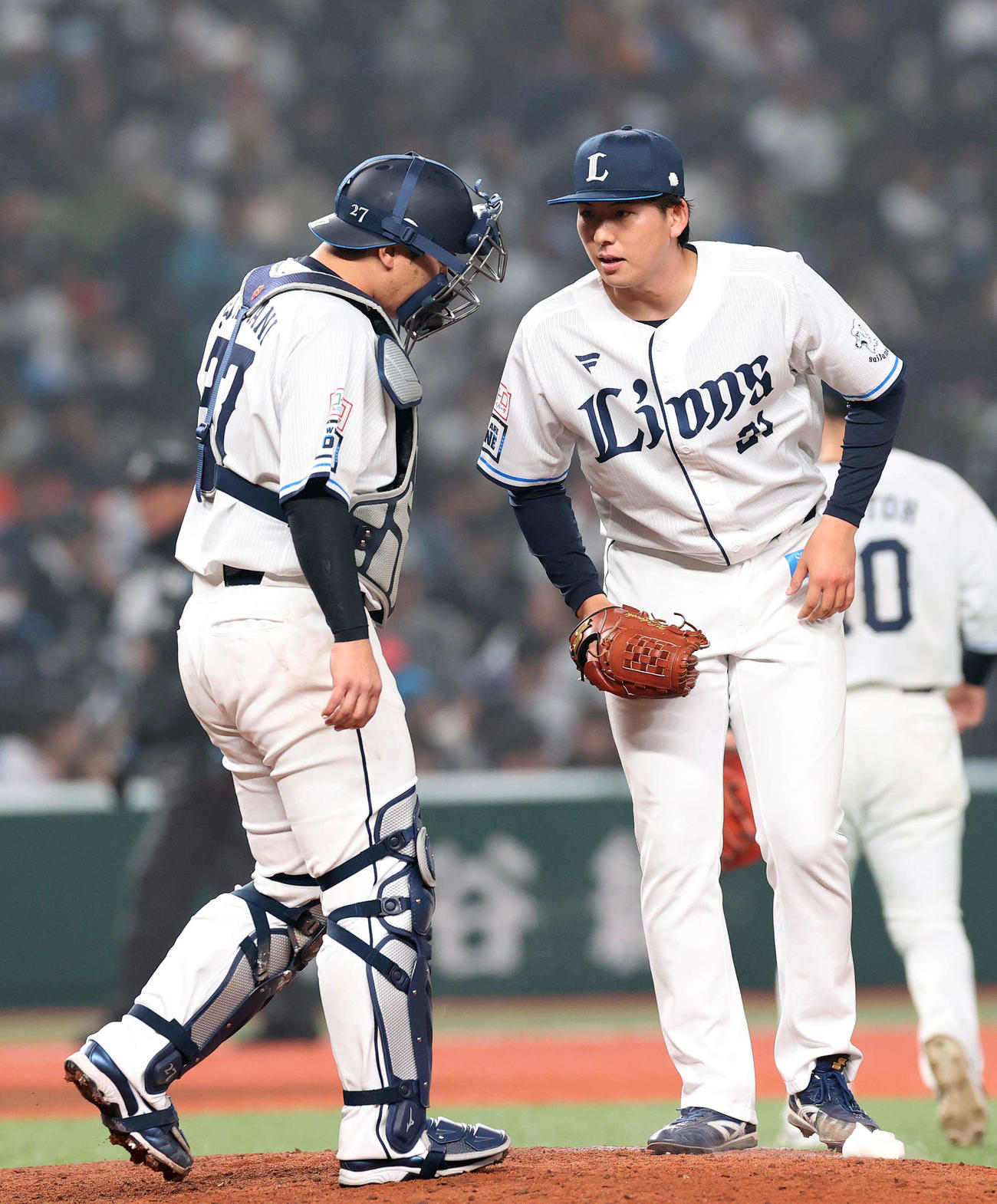 西武対オリックス　6回表オリックス2死一塁、杉本の打席を前に炭谷（左）に声をかけられる武内（撮影・河野匠）