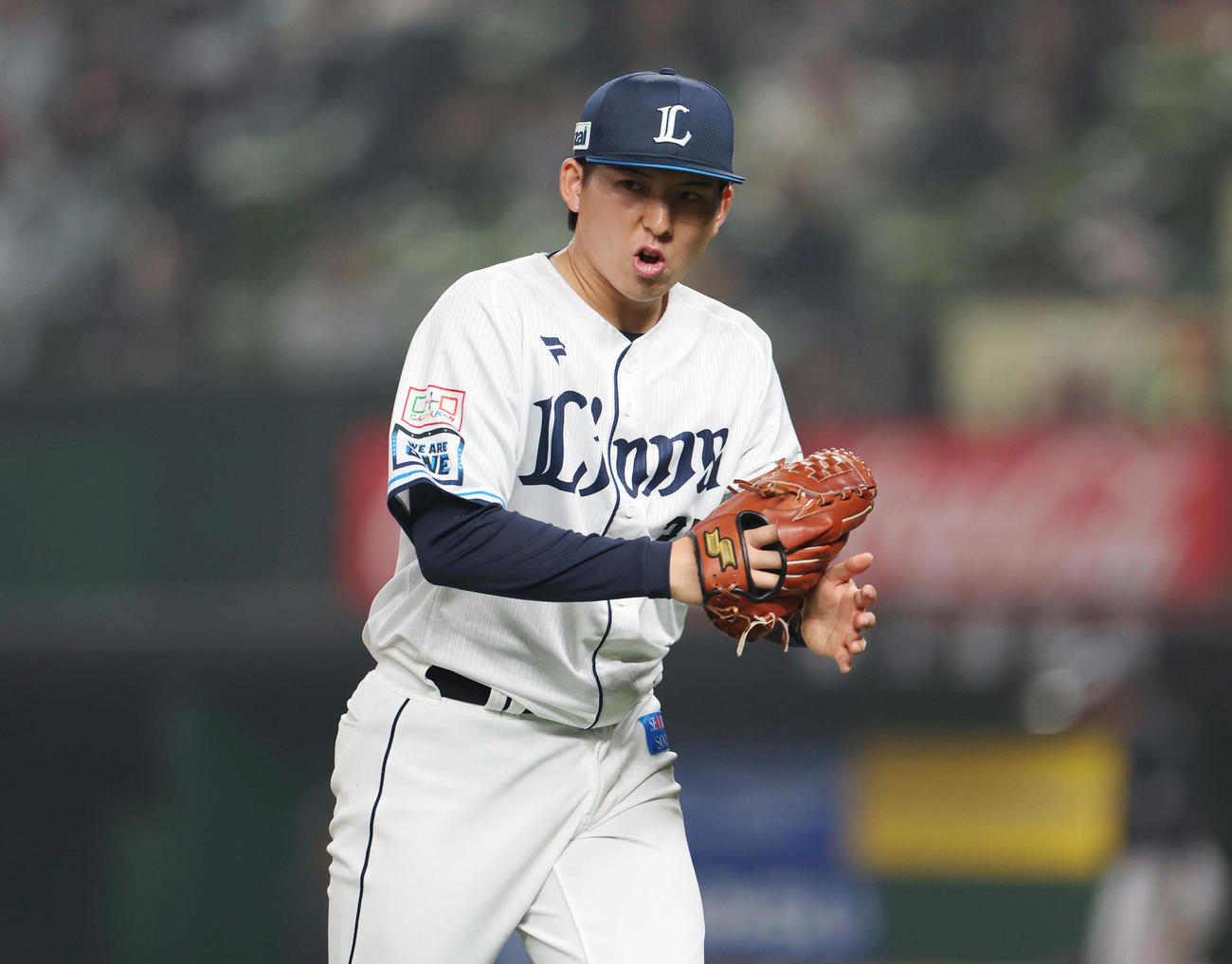 西武対オリックス　7回表を無失点に抑え、グラブをたたく先発武内（撮影・宮地輝）