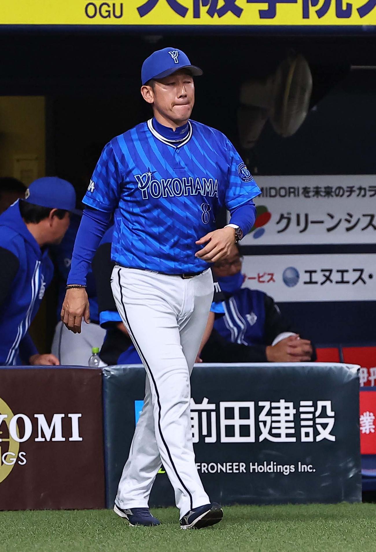 阪神対DeNA　選手交代を告げる三浦監督（撮影・上田博志）