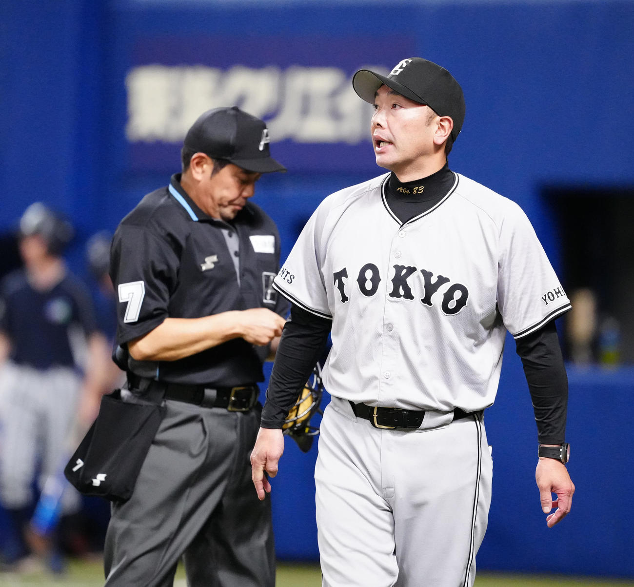 中日対巨人　5回裏開始前、選手交代を告げた巨人阿部監督（撮影・江口和貴）