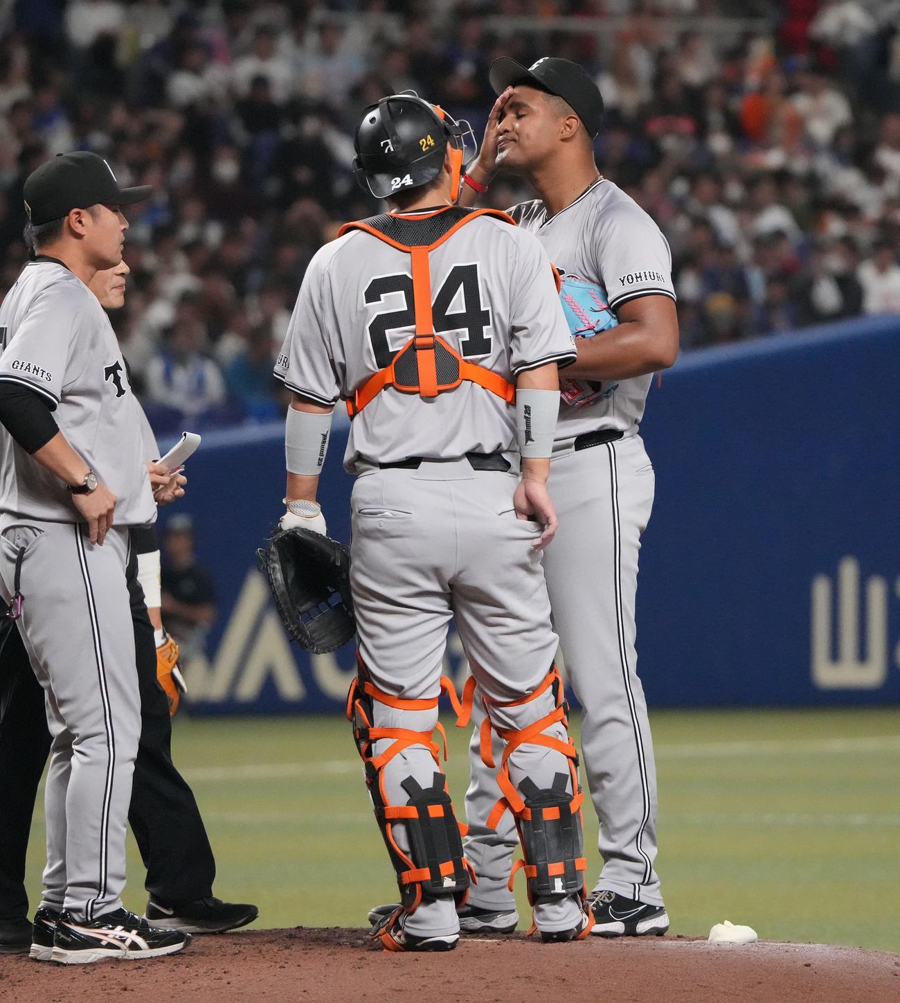 中日対巨人　4回裏中日2死満塁、マウンドのメンデス（右）のもとに集まる巨人ナイン（撮影・森本幸一）