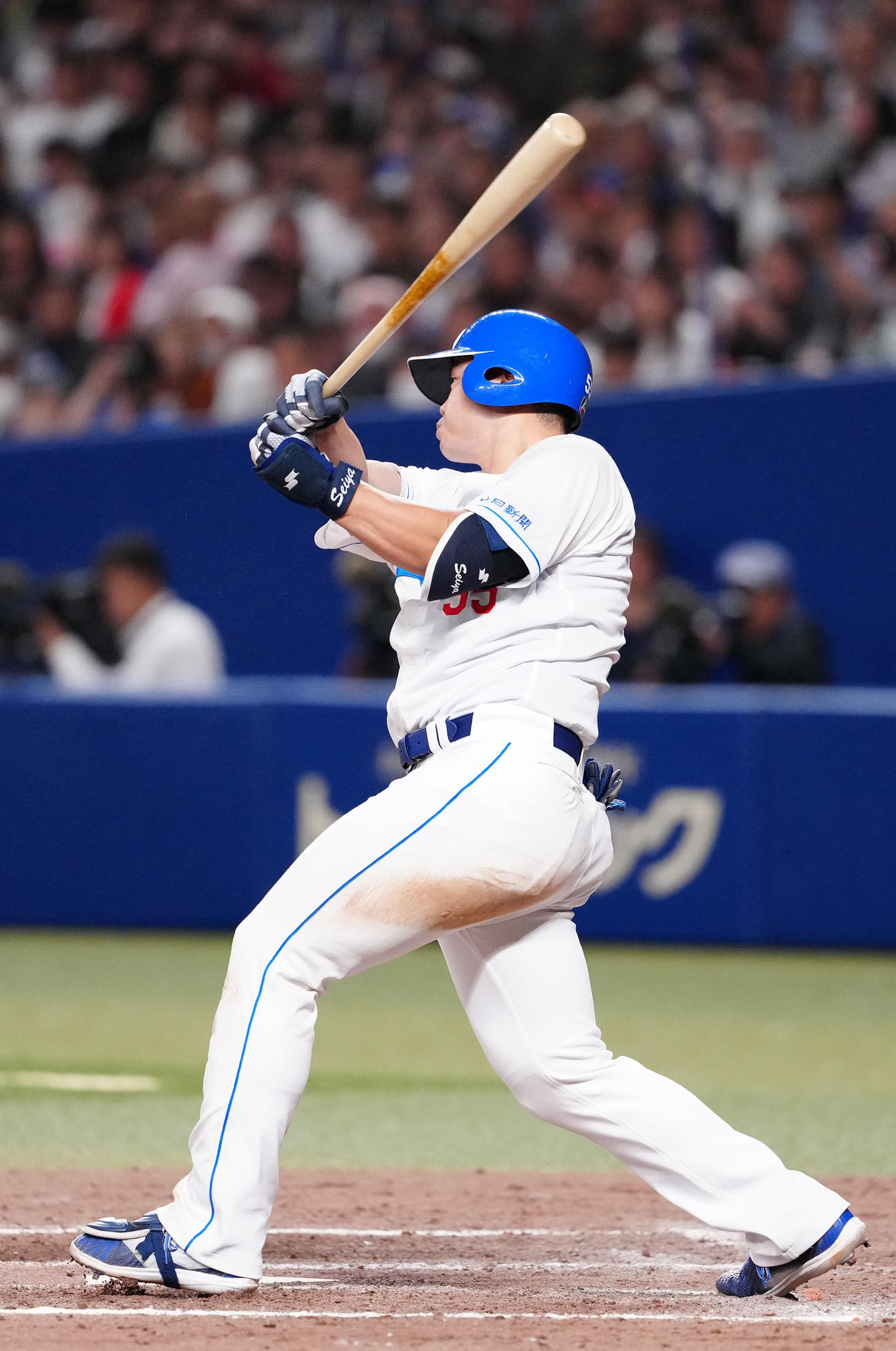 中日対巨人　8回裏中日2死、ソロ本塁打を放つ細川（撮影・江口和貴）