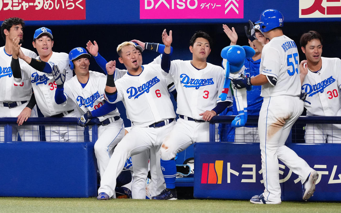 中日対巨人　8回裏中日2死、ソロ本塁打を放った細川（右から2人目）を迎える選手たち（撮影・江口和貴）