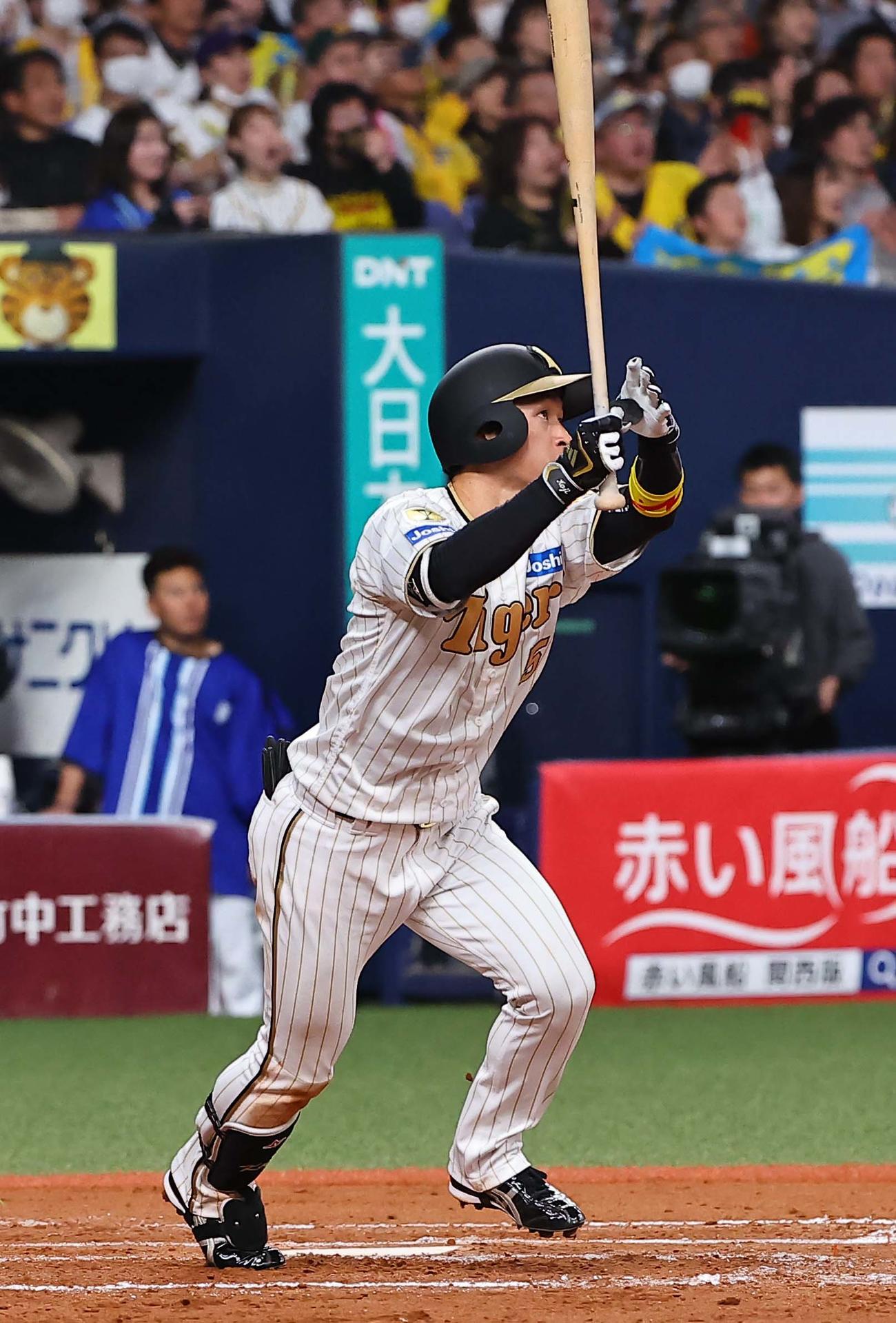 阪神対DeNA 8回裏阪神無死、近本はソロ本塁打を放つ（撮影・上田博志）