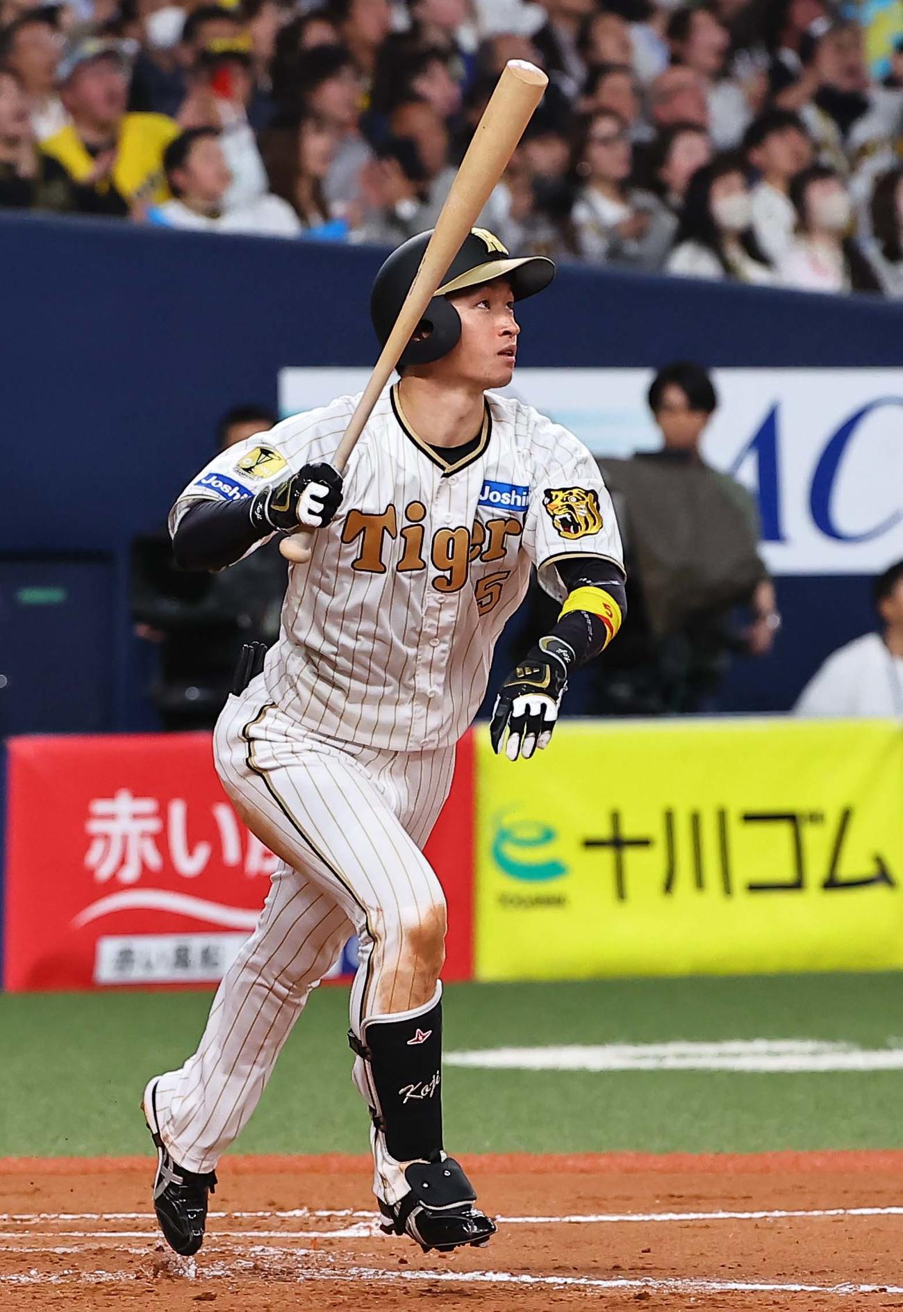 阪神対DeNA 8回裏阪神無死、近本はソロ本塁打を放つ（撮影・上田博志）