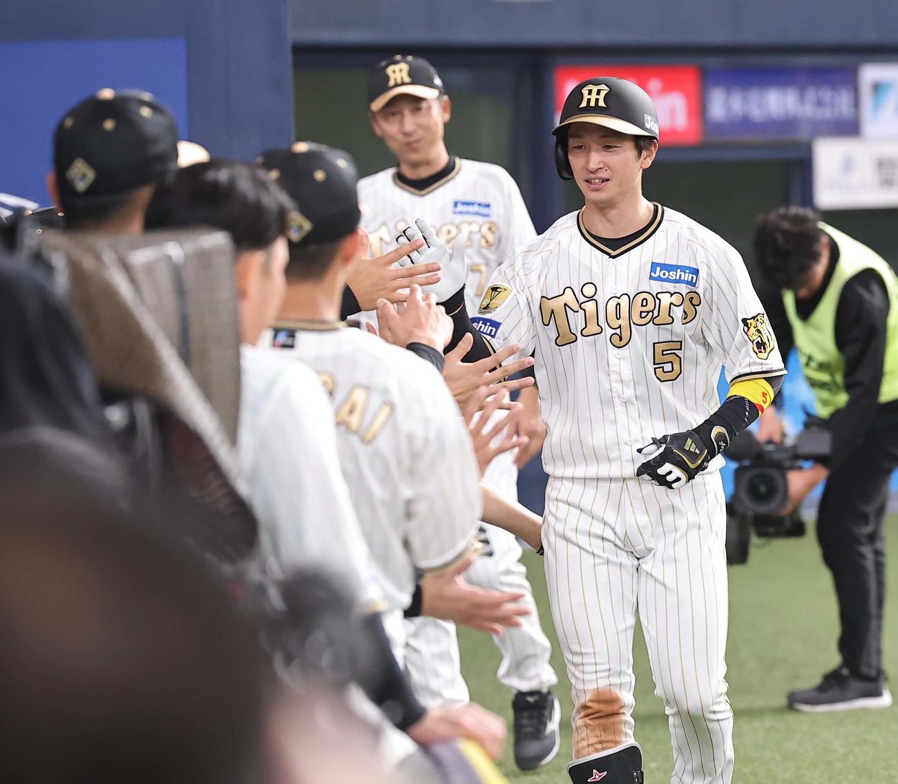 阪神対DeNA 8回裏阪神無死、ソロ本塁打を放った近本（右）はナインとハイタッチする（撮影・上田博志）