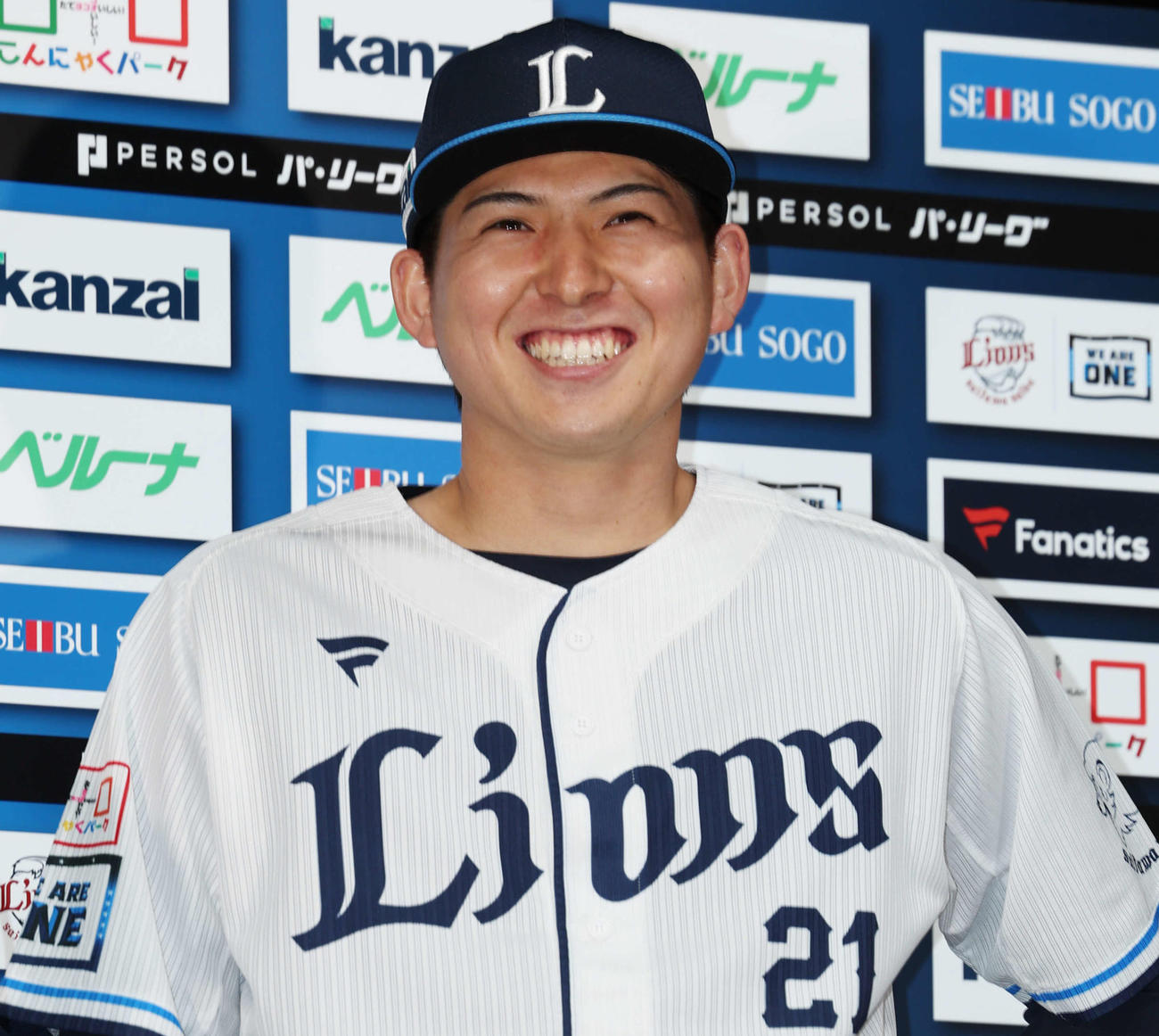 西武対オリックス　初勝利を挙げ、ヒーローインタビューで笑顔を見せる西武武内（撮影・宮地輝）