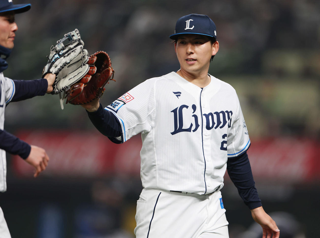 西武対オリックス　2回表を3者凡退に抑え、源田（左）とタッチを交わす先発武内（撮影・宮地輝）