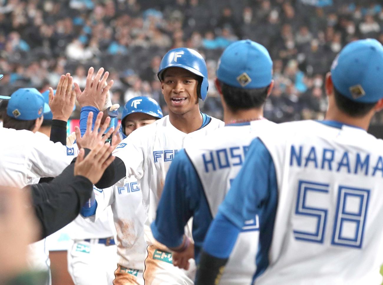 日本ハム対楽天　5回裏、3点本塁打を放ちナインに出迎えられる万波（撮影・黒川智章）
