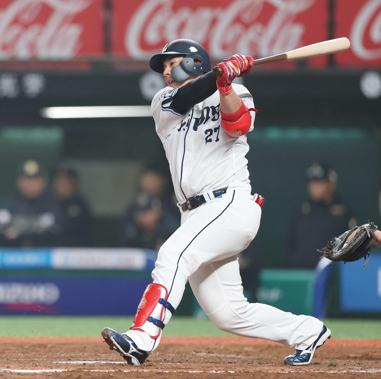 西武対オリックス　8回裏西武2死二、三塁、遊適時内野安打を放つ炭谷（撮影・宮地輝）