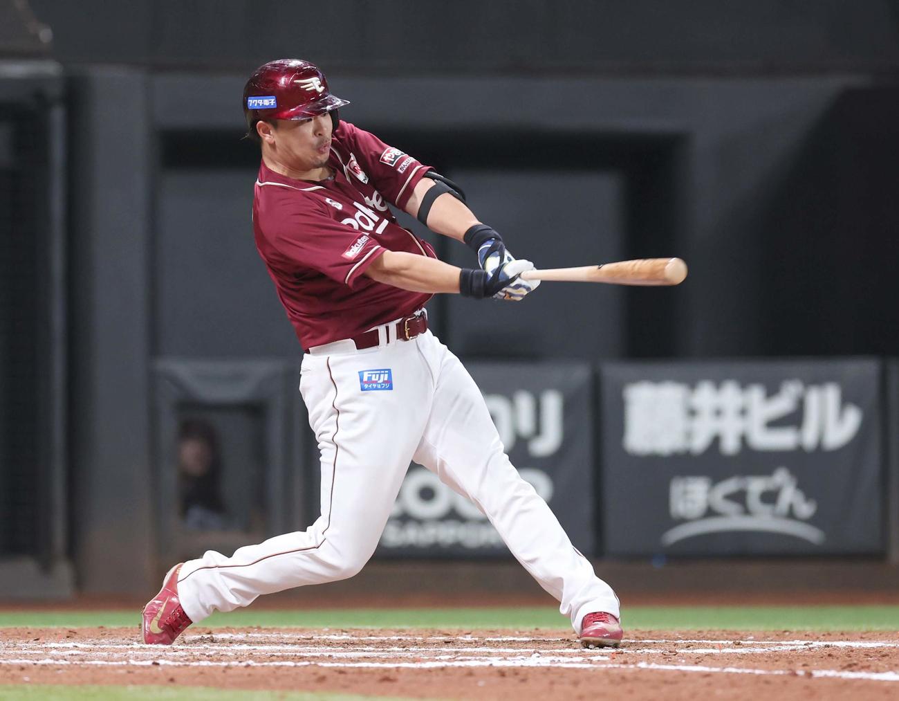 日本ハム対楽天　7回表楽天1死一、二塁、左前適時打を放つ浅村（撮影・黒川智章）