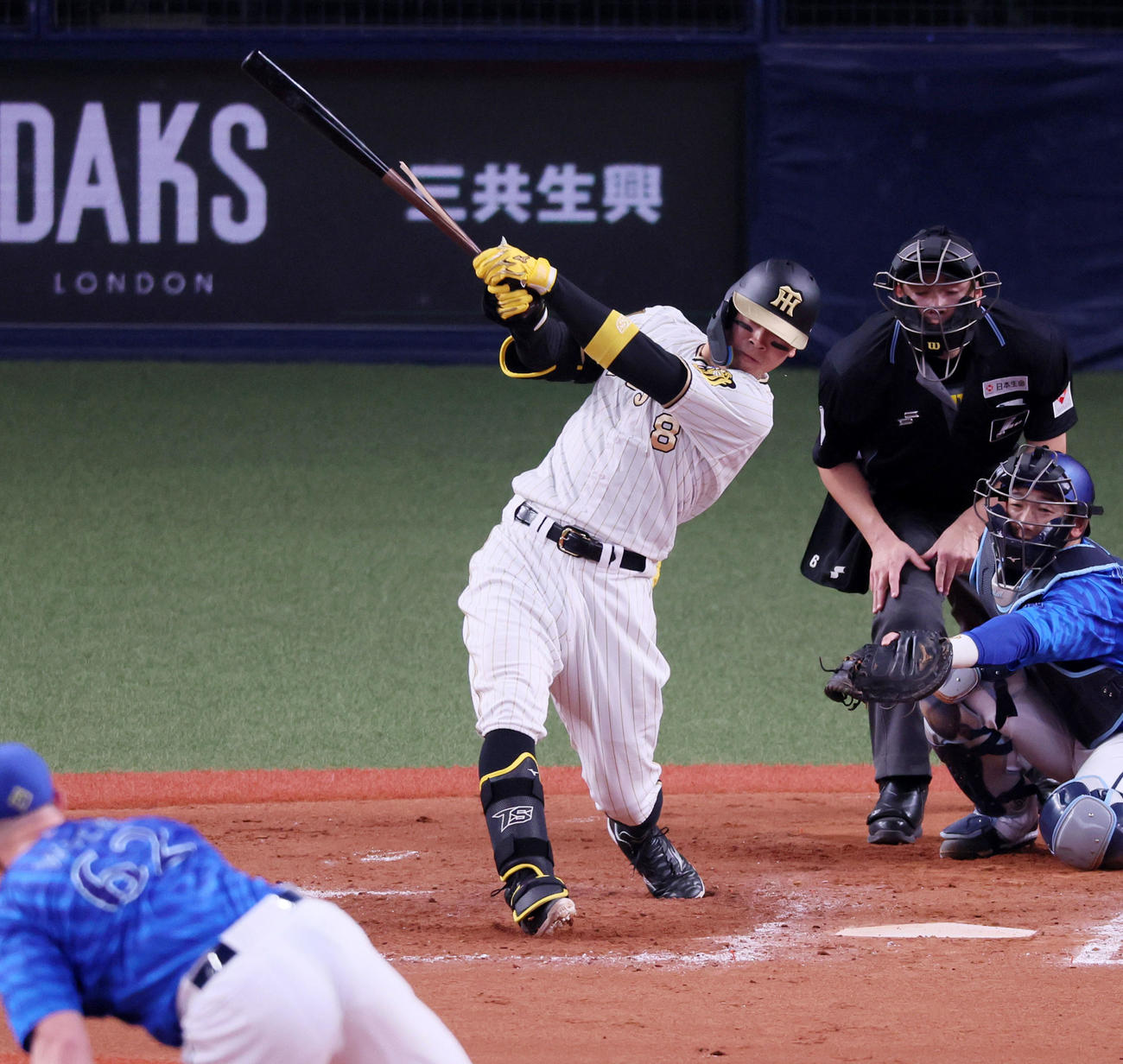 阪神対DeNA 8回裏阪神1死一、三塁、佐藤輝は右適時打を放つ。投手はウィック（撮影・加藤哉）