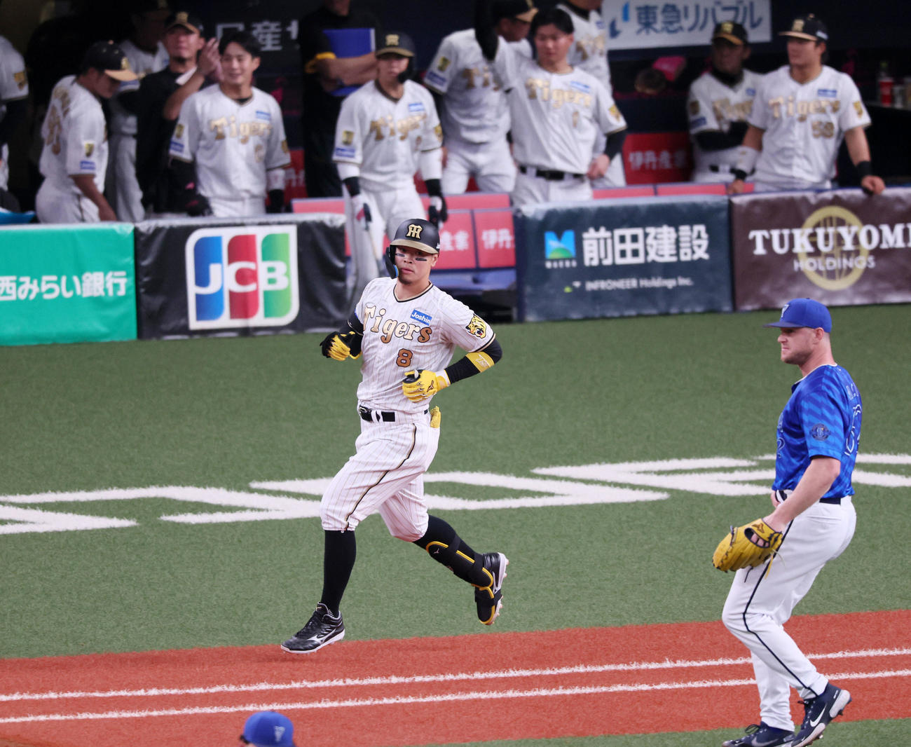 阪神対DeNA 8回裏阪神1死一、三塁、佐藤輝は右適時打を放つ。投手はウィック（撮影・加藤哉）