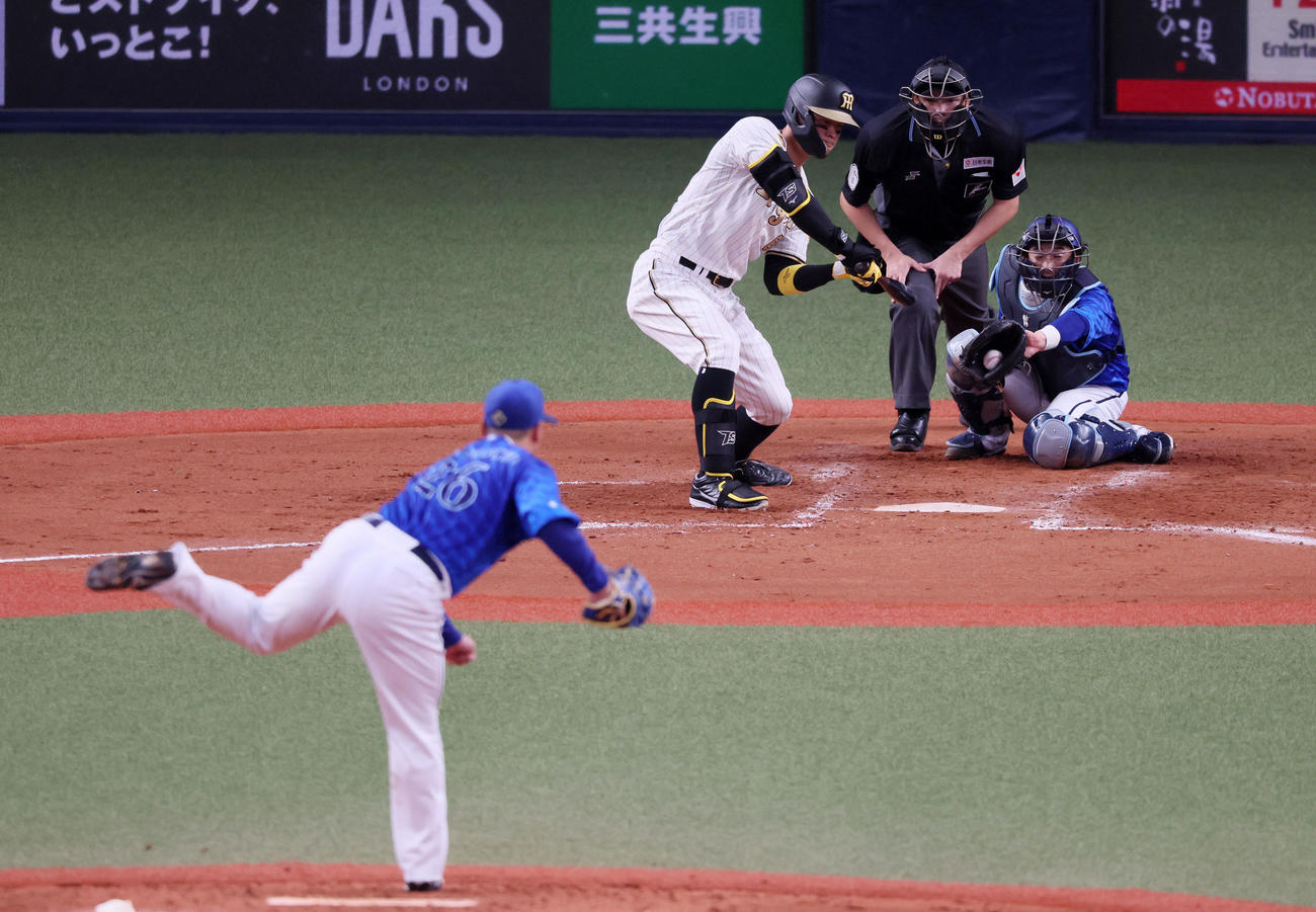 阪神対DeNA 4回裏阪神1死一、三塁、佐藤輝は三振に倒れる。投手は浜口（撮影・加藤哉）