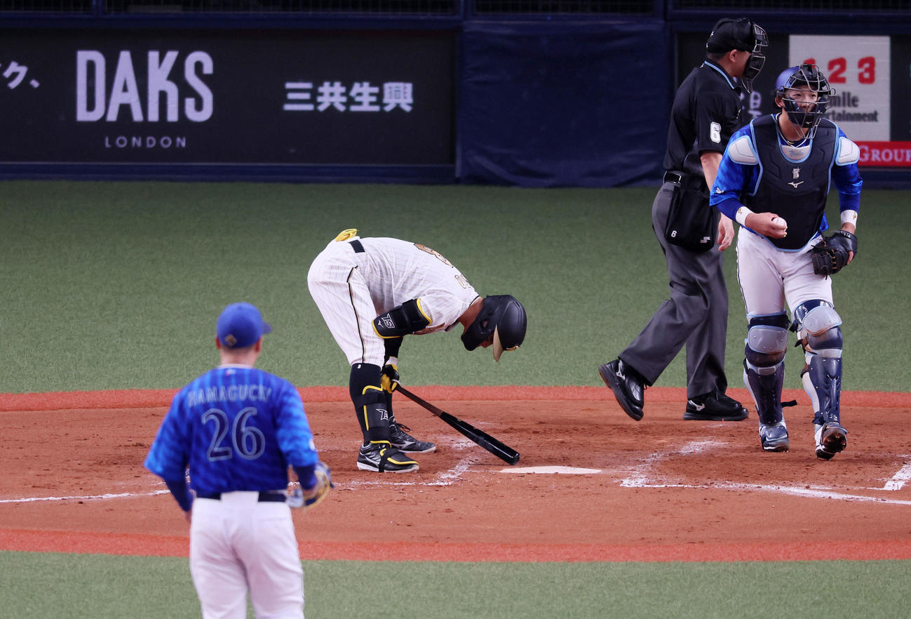 阪神対DeNA 4回裏阪神1死一、三塁、佐藤輝は三振に倒れる。投手は浜口（撮影・加藤哉）