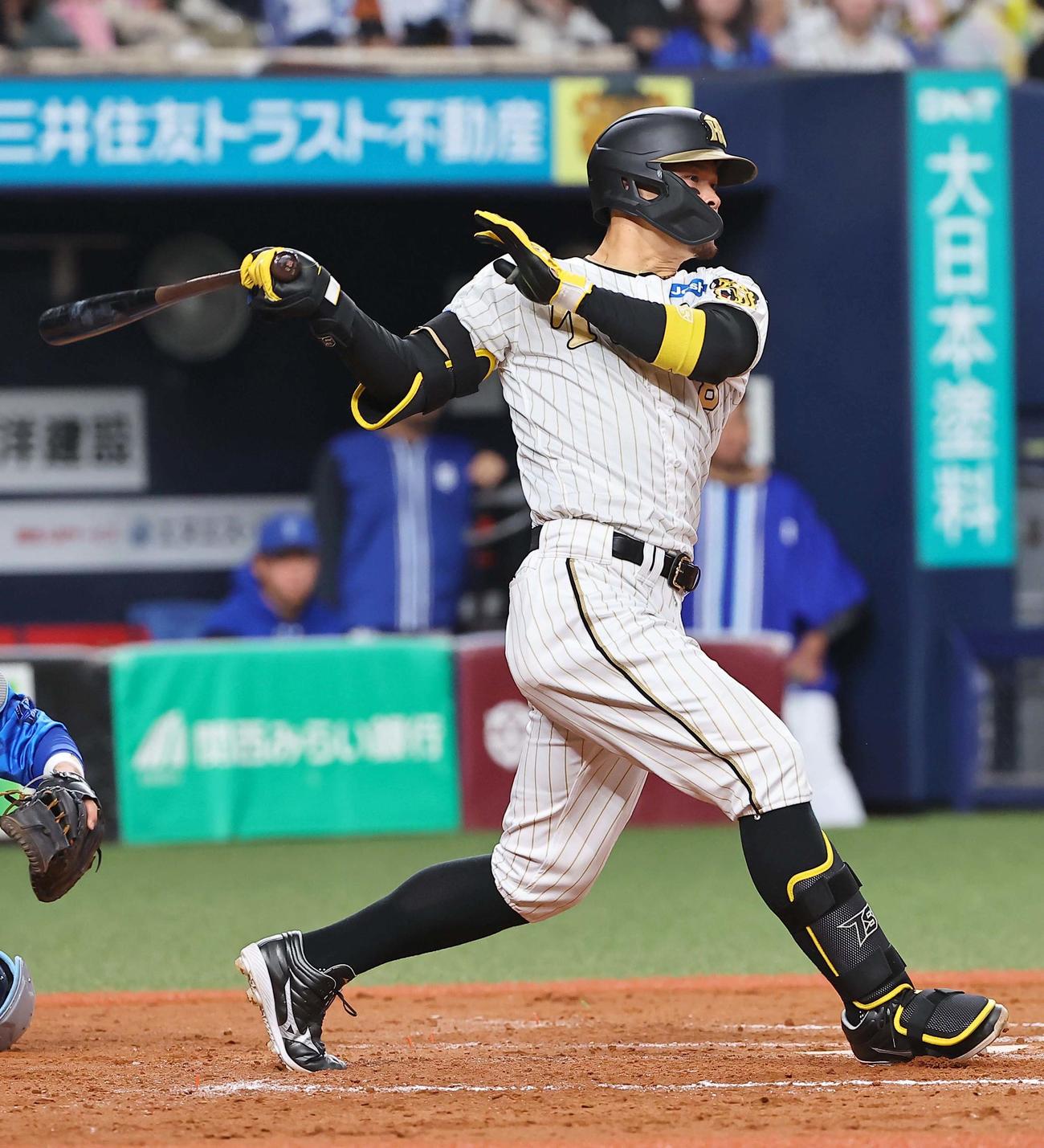 阪神対DeNA 8回裏阪神1死一、三塁、佐藤輝は右前適時打を放つ（撮影・上田博志）