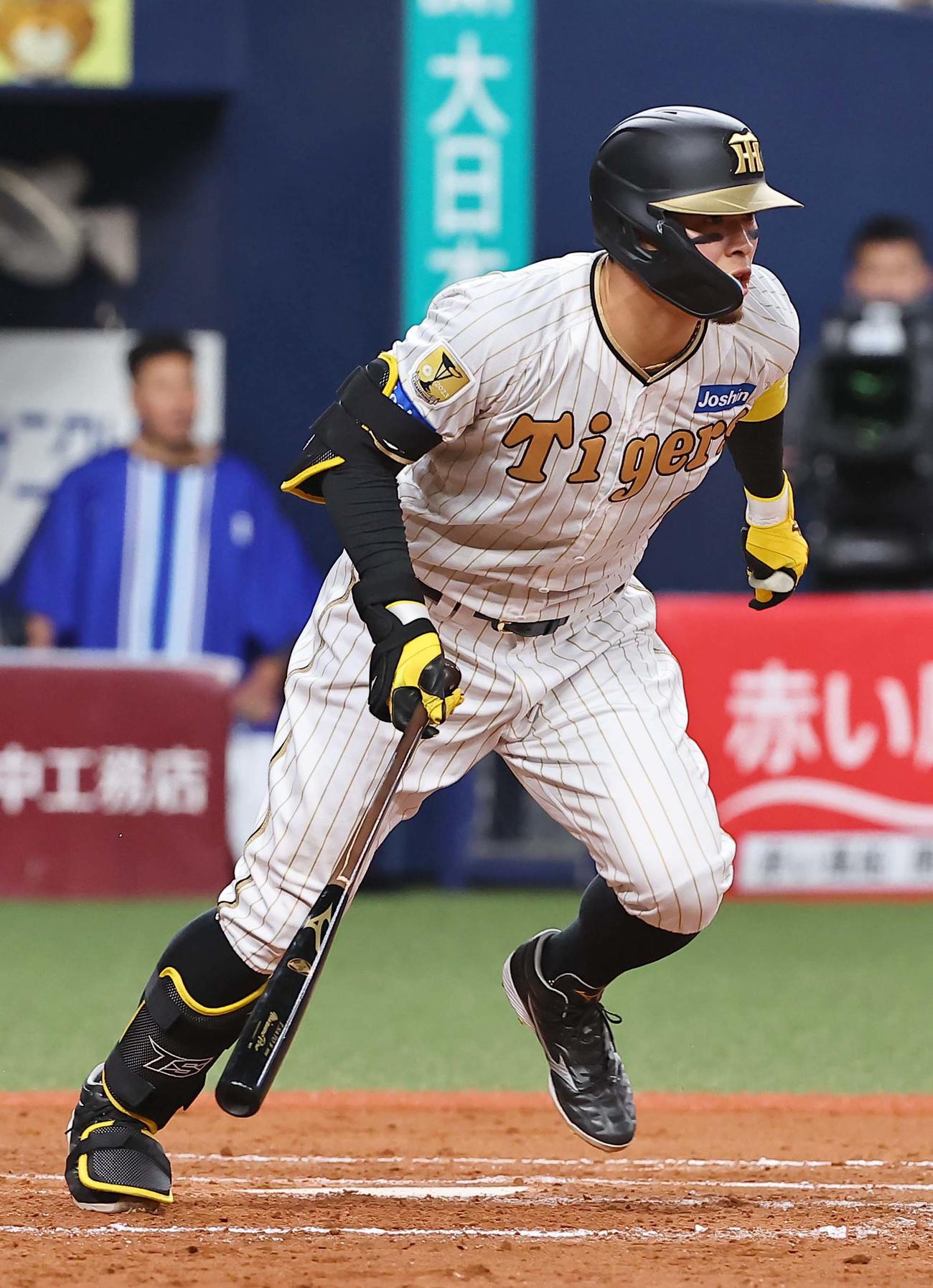 阪神対DeNA 8回裏阪神1死一、三塁、佐藤輝は右前適時打を放つ（撮影・上田博志）