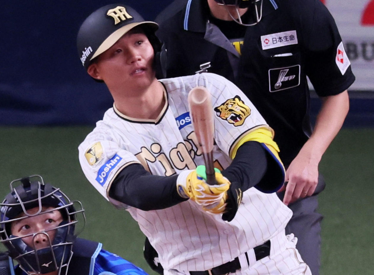 阪神対DeNA 6回裏阪神1死二塁、森下は左越え2点本塁打を放つ（撮影・加藤哉）